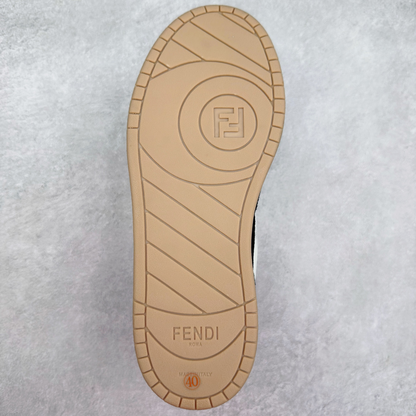 图片[9]-＃纯原 FENDI 芬迪 Match sneaters 魔术贴低帮运动鞋 独家定制 全身20几个细节点全部做到一致还原 吊打市面所有版本 独家原装套装配件官方同源 渠道原装订单 全套专柜包装物及配件#鞋底嵌入核心防伪芯片感应装置 FENDI芬迪match最新爆款情侣款运动鞋板鞋原版购入 高工艺无缝细空胶技术 贴楦误差0.05mm,鞋底采用固特异内外锁死工艺 最大限度弯折永不开胶 原鞋一致效果环保无味 鞋面采用麂皮和皮革拼接组合 logo内里采用毛巾绒里 上脚超级柔软 轻便 舒适搭配卫衣 尺码：35 36 37 38 39 40 41 42 43 44 45-选品中心