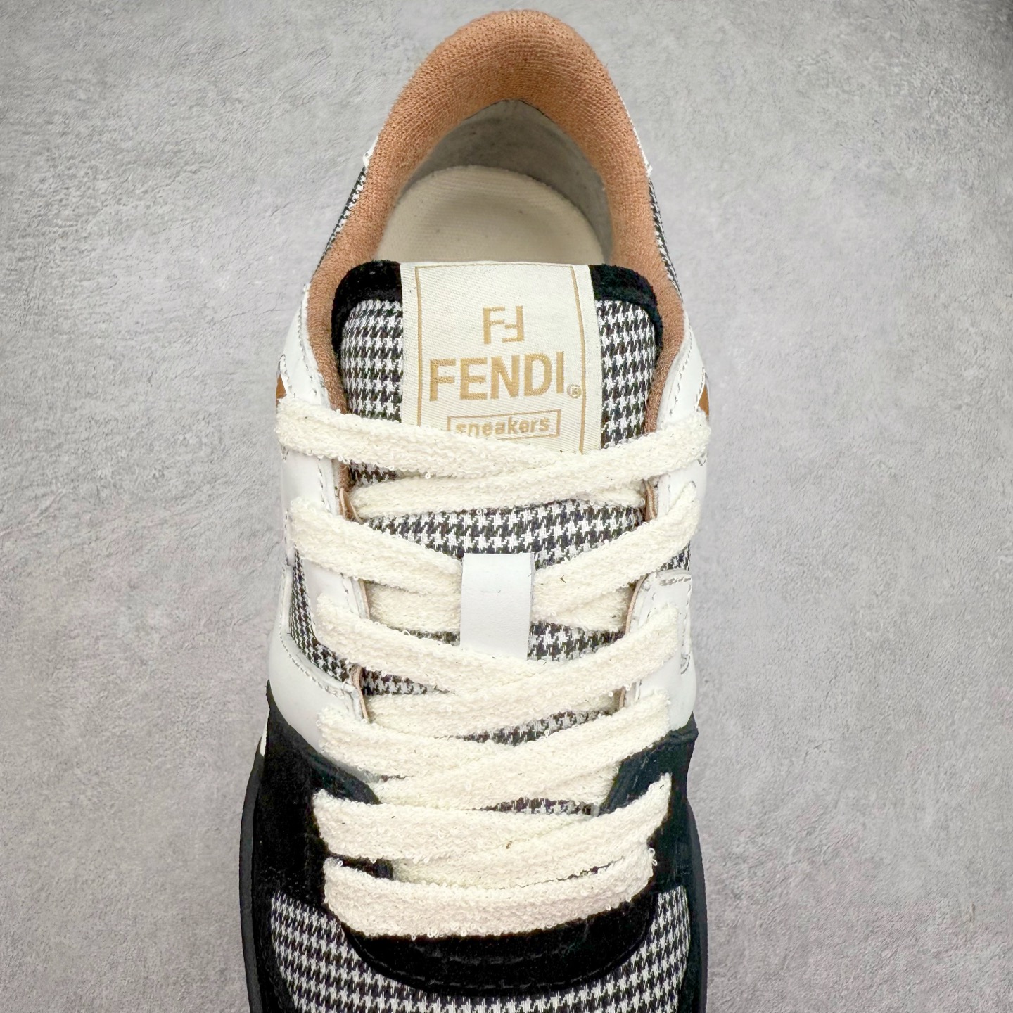 图片[5]-＃纯原 FENDI 芬迪 Match sneaters 魔术贴低帮运动鞋 独家定制 全身20几个细节点全部做到一致还原 吊打市面所有版本 独家原装套装配件官方同源 渠道原装订单 全套专柜包装物及配件#鞋底嵌入核心防伪芯片感应装置 FENDI芬迪match最新爆款情侣款运动鞋板鞋原版购入 高工艺无缝细空胶技术 贴楦误差0.05mm,鞋底采用固特异内外锁死工艺 最大限度弯折永不开胶 原鞋一致效果环保无味 鞋面采用麂皮和皮革拼接组合 logo内里采用毛巾绒里 上脚超级柔软 轻便 舒适搭配卫衣 尺码：35 36 37 38 39 40 41 42 43 44 45-选品中心