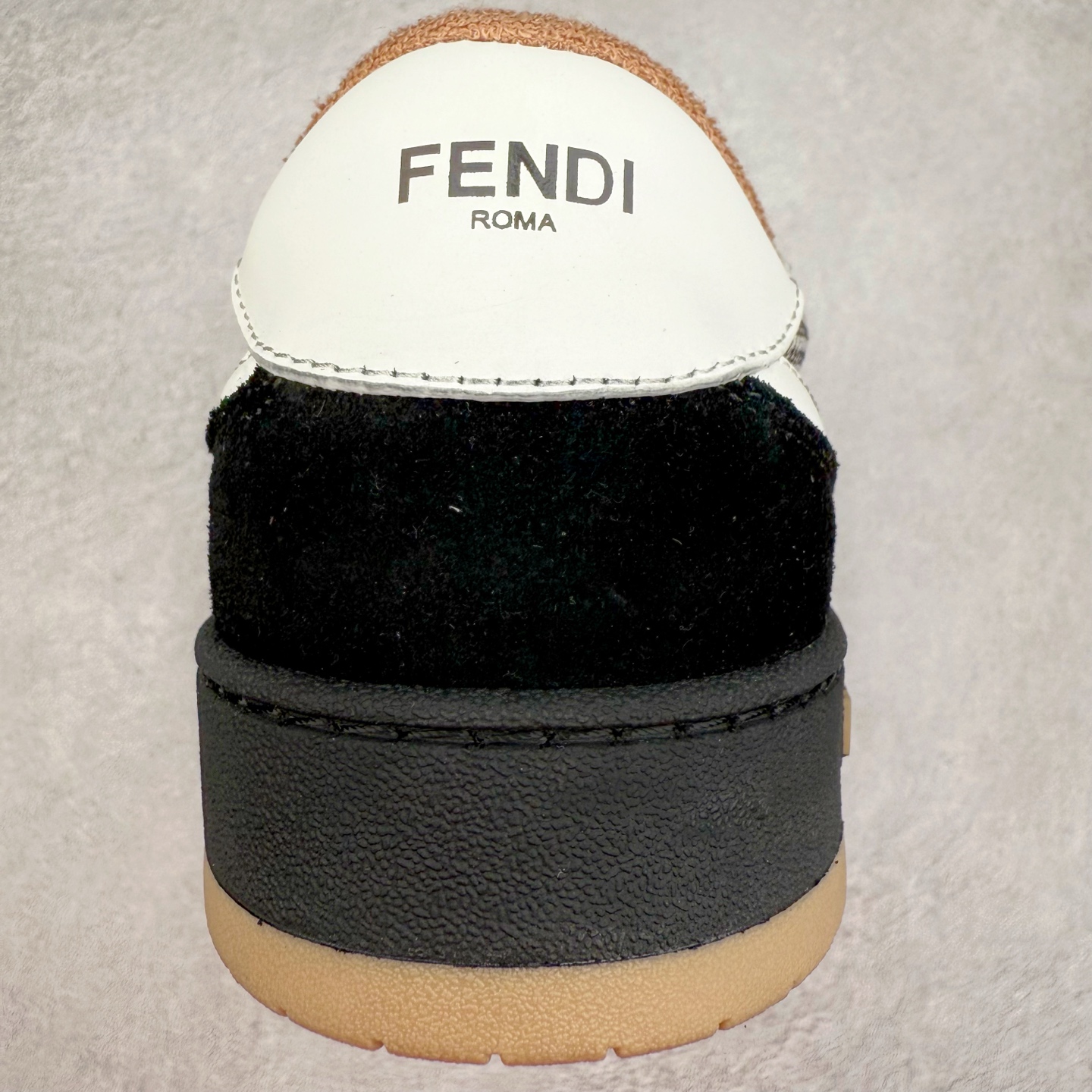 图片[8]-＃纯原 FENDI 芬迪 Match sneaters 魔术贴低帮运动鞋 独家定制 全身20几个细节点全部做到一致还原 吊打市面所有版本 独家原装套装配件官方同源 渠道原装订单 全套专柜包装物及配件#鞋底嵌入核心防伪芯片感应装置 FENDI芬迪match最新爆款情侣款运动鞋板鞋原版购入 高工艺无缝细空胶技术 贴楦误差0.05mm,鞋底采用固特异内外锁死工艺 最大限度弯折永不开胶 原鞋一致效果环保无味 鞋面采用麂皮和皮革拼接组合 logo内里采用毛巾绒里 上脚超级柔软 轻便 舒适搭配卫衣 尺码：35 36 37 38 39 40 41 42 43 44 45-选品中心