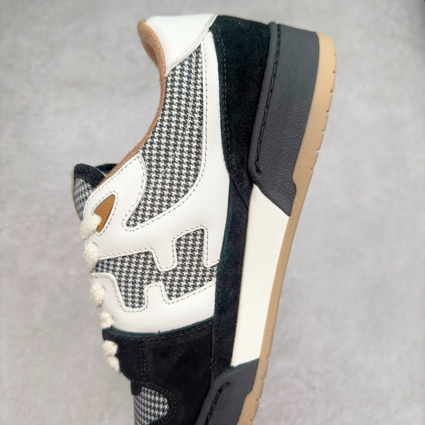 图片[7]-＃纯原 FENDI 芬迪 Match sneaters 魔术贴低帮运动鞋 独家定制 全身20几个细节点全部做到一致还原 吊打市面所有版本 独家原装套装配件官方同源 渠道原装订单 全套专柜包装物及配件#鞋底嵌入核心防伪芯片感应装置 FENDI芬迪match最新爆款情侣款运动鞋板鞋原版购入 高工艺无缝细空胶技术 贴楦误差0.05mm,鞋底采用固特异内外锁死工艺 最大限度弯折永不开胶 原鞋一致效果环保无味 鞋面采用麂皮和皮革拼接组合 logo内里采用毛巾绒里 上脚超级柔软 轻便 舒适搭配卫衣 尺码：35 36 37 38 39 40 41 42 43 44 45-选品中心