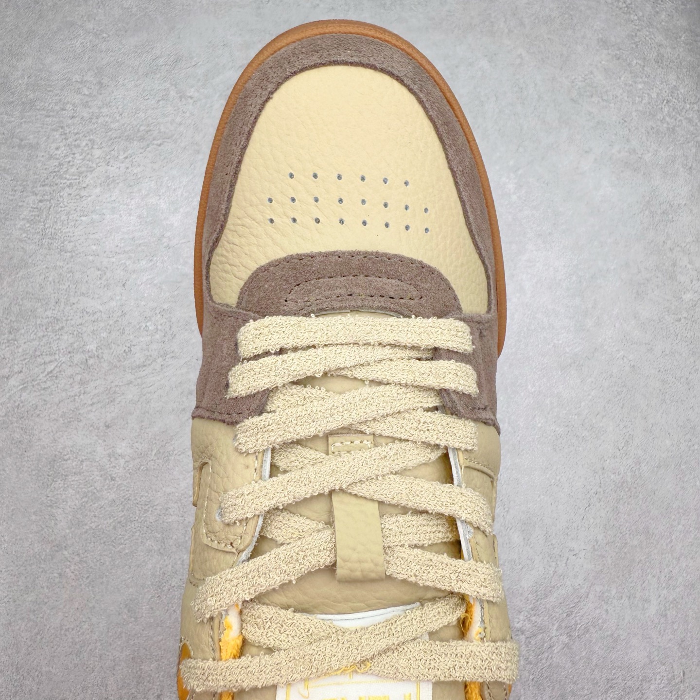 图片[4]-＃纯原 FENDI 芬迪 Match sneaters 魔术贴低帮运动鞋 独家定制 全身20几个细节点全部做到一致还原 吊打市面所有版本 独家原装套装配件官方同源 渠道原装订单 全套专柜包装物及配件#鞋底嵌入核心防伪芯片感应装置 FENDI芬迪match最新爆款情侣款运动鞋板鞋原版购入 高工艺无缝细空胶技术 贴楦误差0.05mm,鞋底采用固特异内外锁死工艺 最大限度弯折永不开胶 原鞋一致效果环保无味 鞋面采用麂皮和皮革拼接组合 logo内里采用毛巾绒里 上脚超级柔软 轻便 舒适搭配卫衣 尺码：35 36 37 38 39 40 41 42 43 44 45-选品中心