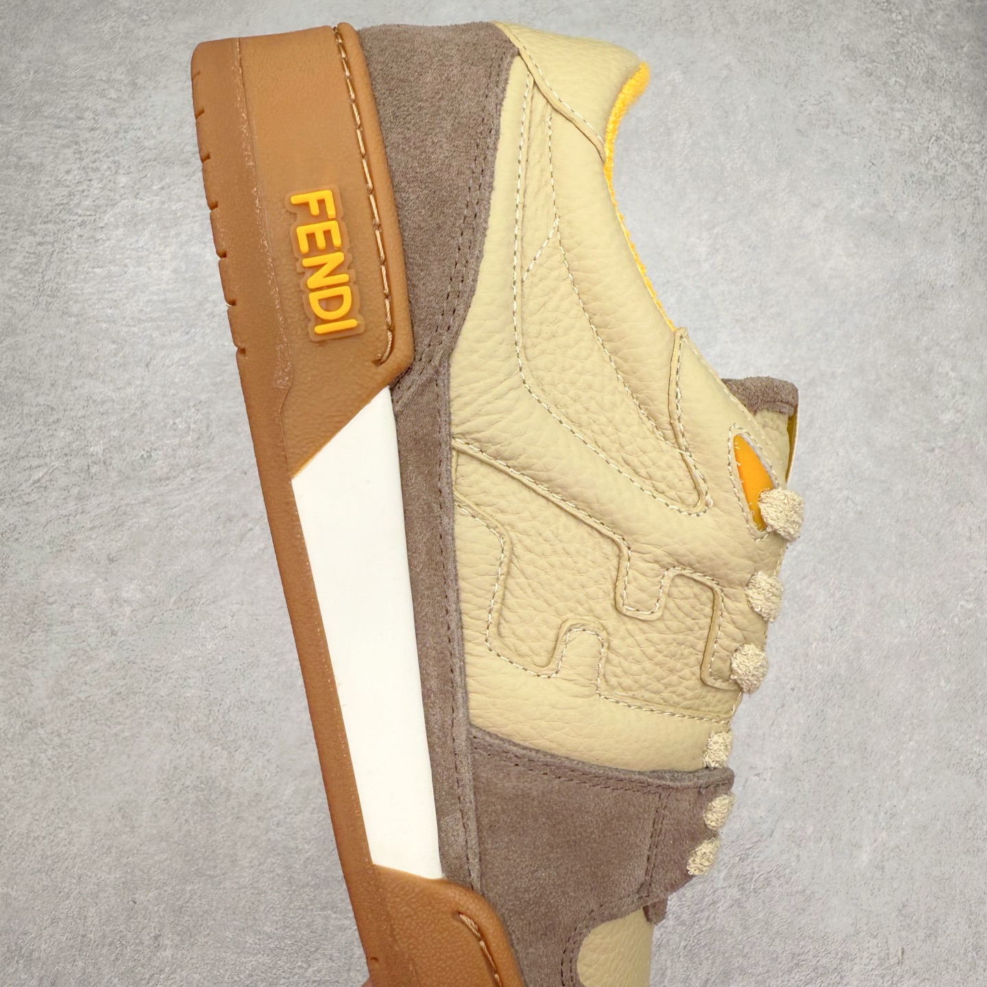 图片[6]-＃纯原 FENDI 芬迪 Match sneaters 魔术贴低帮运动鞋 独家定制 全身20几个细节点全部做到一致还原 吊打市面所有版本 独家原装套装配件官方同源 渠道原装订单 全套专柜包装物及配件#鞋底嵌入核心防伪芯片感应装置 FENDI芬迪match最新爆款情侣款运动鞋板鞋原版购入 高工艺无缝细空胶技术 贴楦误差0.05mm,鞋底采用固特异内外锁死工艺 最大限度弯折永不开胶 原鞋一致效果环保无味 鞋面采用麂皮和皮革拼接组合 logo内里采用毛巾绒里 上脚超级柔软 轻便 舒适搭配卫衣 尺码：35 36 37 38 39 40 41 42 43 44 45-选品中心