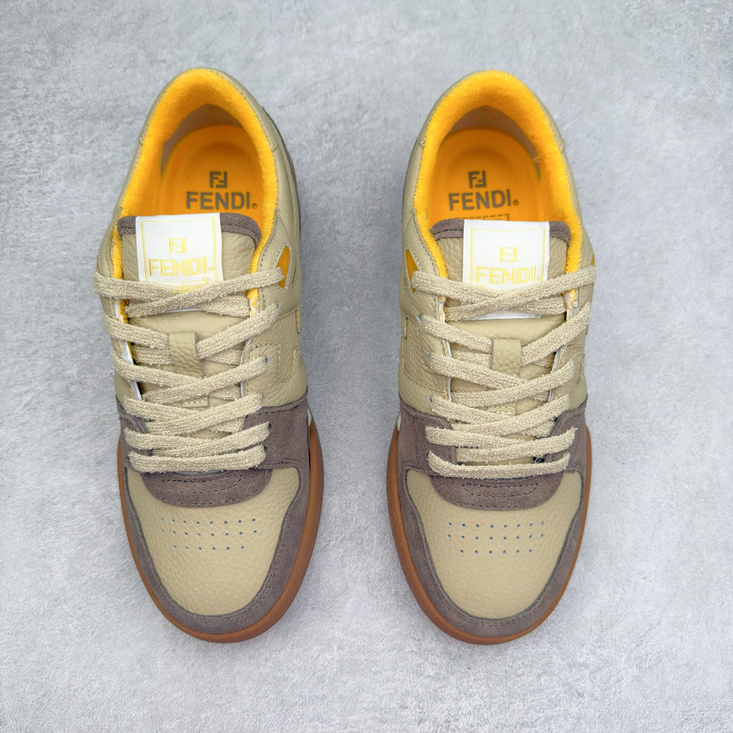 图片[2]-＃纯原 FENDI 芬迪 Match sneaters 魔术贴低帮运动鞋 独家定制 全身20几个细节点全部做到一致还原 吊打市面所有版本 独家原装套装配件官方同源 渠道原装订单 全套专柜包装物及配件#鞋底嵌入核心防伪芯片感应装置 FENDI芬迪match最新爆款情侣款运动鞋板鞋原版购入 高工艺无缝细空胶技术 贴楦误差0.05mm,鞋底采用固特异内外锁死工艺 最大限度弯折永不开胶 原鞋一致效果环保无味 鞋面采用麂皮和皮革拼接组合 logo内里采用毛巾绒里 上脚超级柔软 轻便 舒适搭配卫衣 尺码：35 36 37 38 39 40 41 42 43 44 45-选品中心