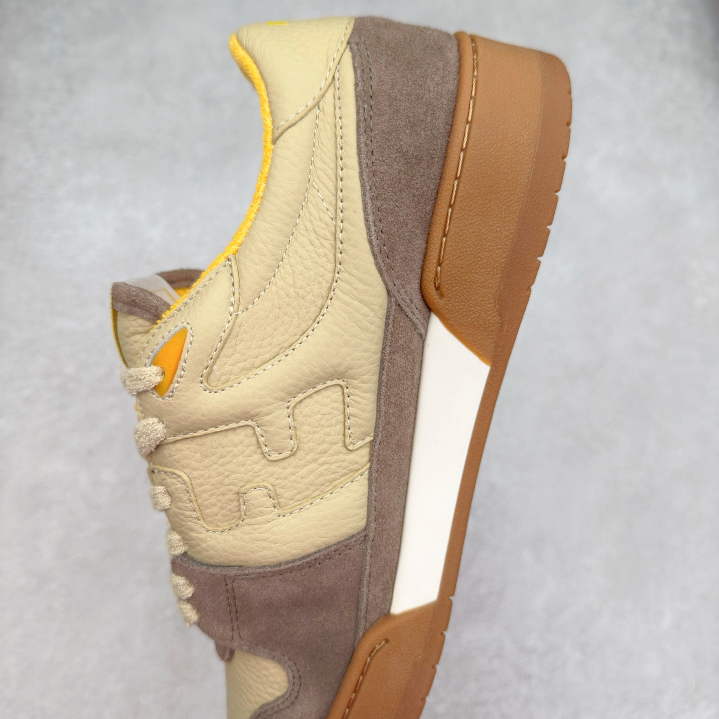 图片[7]-＃纯原 FENDI 芬迪 Match sneaters 魔术贴低帮运动鞋 独家定制 全身20几个细节点全部做到一致还原 吊打市面所有版本 独家原装套装配件官方同源 渠道原装订单 全套专柜包装物及配件#鞋底嵌入核心防伪芯片感应装置 FENDI芬迪match最新爆款情侣款运动鞋板鞋原版购入 高工艺无缝细空胶技术 贴楦误差0.05mm,鞋底采用固特异内外锁死工艺 最大限度弯折永不开胶 原鞋一致效果环保无味 鞋面采用麂皮和皮革拼接组合 logo内里采用毛巾绒里 上脚超级柔软 轻便 舒适搭配卫衣 尺码：35 36 37 38 39 40 41 42 43 44 45-选品中心