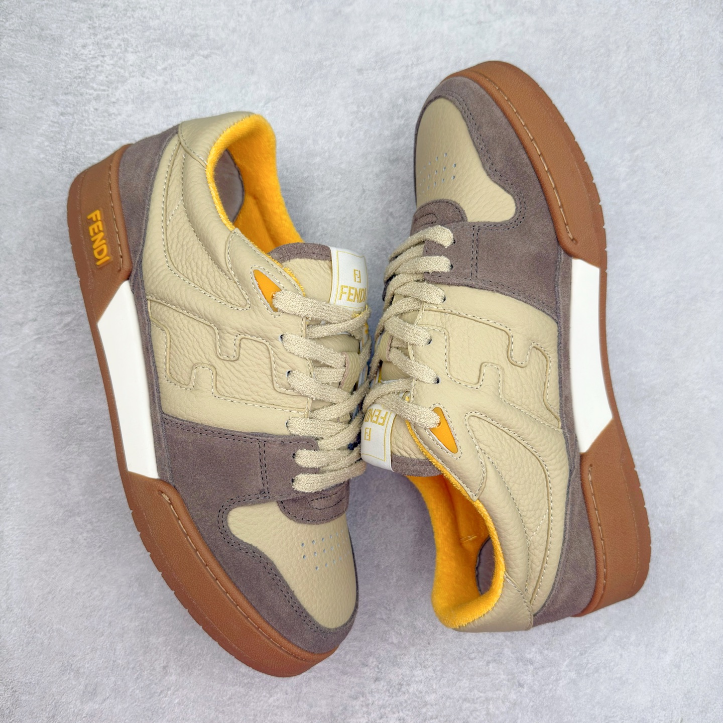 图片[3]-＃纯原 FENDI 芬迪 Match sneaters 魔术贴低帮运动鞋 独家定制 全身20几个细节点全部做到一致还原 吊打市面所有版本 独家原装套装配件官方同源 渠道原装订单 全套专柜包装物及配件#鞋底嵌入核心防伪芯片感应装置 FENDI芬迪match最新爆款情侣款运动鞋板鞋原版购入 高工艺无缝细空胶技术 贴楦误差0.05mm,鞋底采用固特异内外锁死工艺 最大限度弯折永不开胶 原鞋一致效果环保无味 鞋面采用麂皮和皮革拼接组合 logo内里采用毛巾绒里 上脚超级柔软 轻便 舒适搭配卫衣 尺码：35 36 37 38 39 40 41 42 43 44 45-选品中心