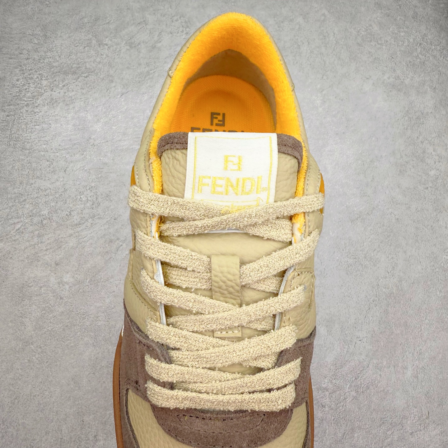 图片[5]-＃纯原 FENDI 芬迪 Match sneaters 魔术贴低帮运动鞋 独家定制 全身20几个细节点全部做到一致还原 吊打市面所有版本 独家原装套装配件官方同源 渠道原装订单 全套专柜包装物及配件#鞋底嵌入核心防伪芯片感应装置 FENDI芬迪match最新爆款情侣款运动鞋板鞋原版购入 高工艺无缝细空胶技术 贴楦误差0.05mm,鞋底采用固特异内外锁死工艺 最大限度弯折永不开胶 原鞋一致效果环保无味 鞋面采用麂皮和皮革拼接组合 logo内里采用毛巾绒里 上脚超级柔软 轻便 舒适搭配卫衣 尺码：35 36 37 38 39 40 41 42 43 44 45-选品中心