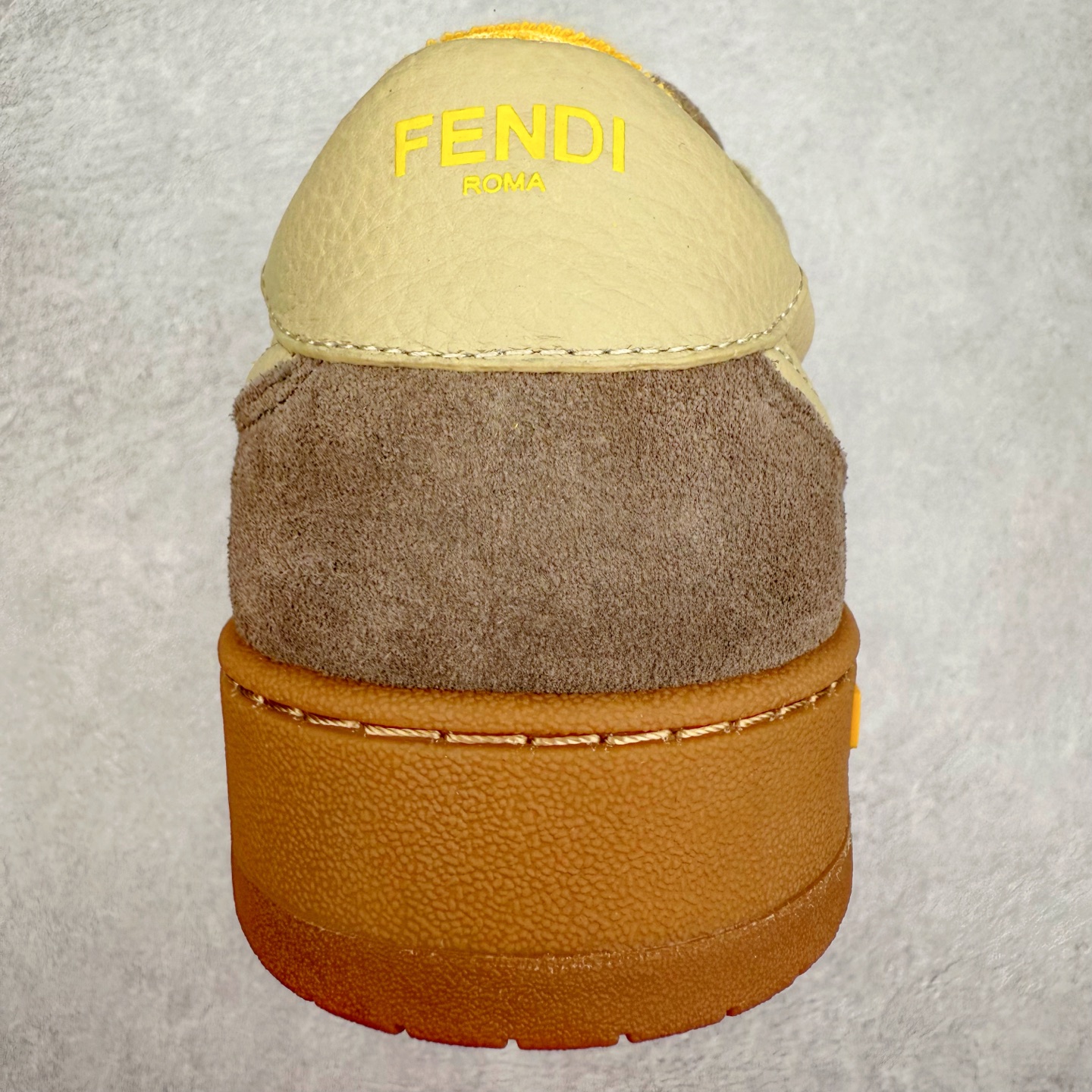 图片[8]-＃纯原 FENDI 芬迪 Match sneaters 魔术贴低帮运动鞋 独家定制 全身20几个细节点全部做到一致还原 吊打市面所有版本 独家原装套装配件官方同源 渠道原装订单 全套专柜包装物及配件#鞋底嵌入核心防伪芯片感应装置 FENDI芬迪match最新爆款情侣款运动鞋板鞋原版购入 高工艺无缝细空胶技术 贴楦误差0.05mm,鞋底采用固特异内外锁死工艺 最大限度弯折永不开胶 原鞋一致效果环保无味 鞋面采用麂皮和皮革拼接组合 logo内里采用毛巾绒里 上脚超级柔软 轻便 舒适搭配卫衣 尺码：35 36 37 38 39 40 41 42 43 44 45-选品中心