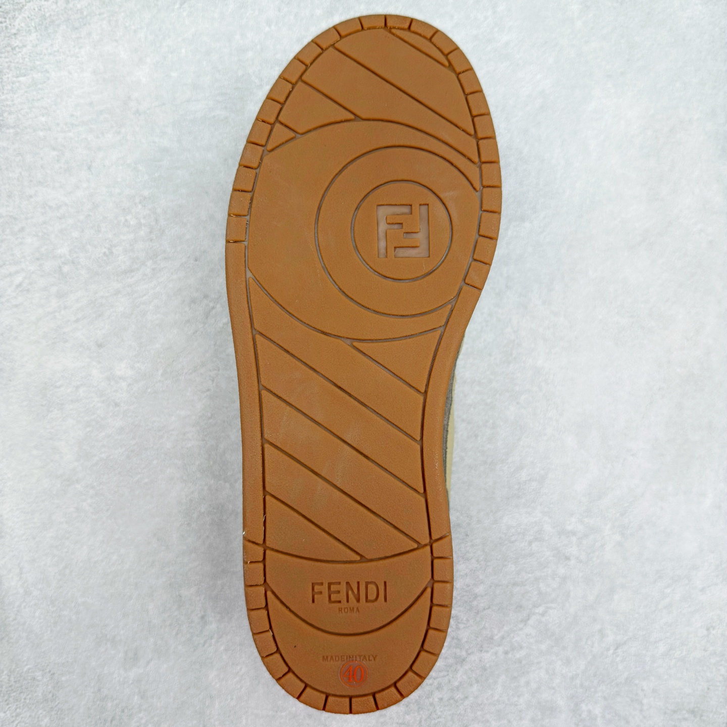 图片[9]-＃纯原 FENDI 芬迪 Match sneaters 魔术贴低帮运动鞋 独家定制 全身20几个细节点全部做到一致还原 吊打市面所有版本 独家原装套装配件官方同源 渠道原装订单 全套专柜包装物及配件#鞋底嵌入核心防伪芯片感应装置 FENDI芬迪match最新爆款情侣款运动鞋板鞋原版购入 高工艺无缝细空胶技术 贴楦误差0.05mm,鞋底采用固特异内外锁死工艺 最大限度弯折永不开胶 原鞋一致效果环保无味 鞋面采用麂皮和皮革拼接组合 logo内里采用毛巾绒里 上脚超级柔软 轻便 舒适搭配卫衣 尺码：35 36 37 38 39 40 41 42 43 44 45-选品中心