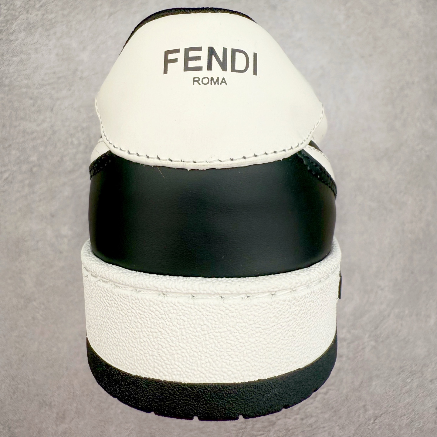 图片[8]-＃纯原 FENDI 芬迪 Match sneaters 魔术贴低帮运动鞋 独家定制 全身20几个细节点全部做到一致还原 吊打市面所有版本 独家原装套装配件官方同源 渠道原装订单 全套专柜包装物及配件#鞋底嵌入核心防伪芯片感应装置 FENDI芬迪match最新爆款情侣款运动鞋板鞋原版购入 高工艺无缝细空胶技术 贴楦误差0.05mm,鞋底采用固特异内外锁死工艺 最大限度弯折永不开胶 原鞋一致效果环保无味 鞋面采用麂皮和皮革拼接组合 logo内里采用毛巾绒里 上脚超级柔软 轻便 舒适搭配卫衣 尺码：35 36 37 38 39 40 41 42 43 44 45-选品中心