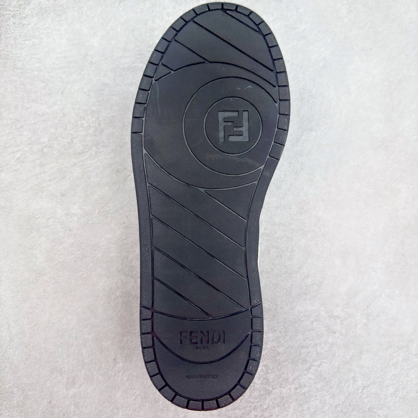 图片[9]-＃纯原 FENDI 芬迪 Match sneaters 魔术贴低帮运动鞋 独家定制 全身20几个细节点全部做到一致还原 吊打市面所有版本 独家原装套装配件官方同源 渠道原装订单 全套专柜包装物及配件#鞋底嵌入核心防伪芯片感应装置 FENDI芬迪match最新爆款情侣款运动鞋板鞋原版购入 高工艺无缝细空胶技术 贴楦误差0.05mm,鞋底采用固特异内外锁死工艺 最大限度弯折永不开胶 原鞋一致效果环保无味 鞋面采用麂皮和皮革拼接组合 logo内里采用毛巾绒里 上脚超级柔软 轻便 舒适搭配卫衣 尺码：35 36 37 38 39 40 41 42 43 44 45-选品中心