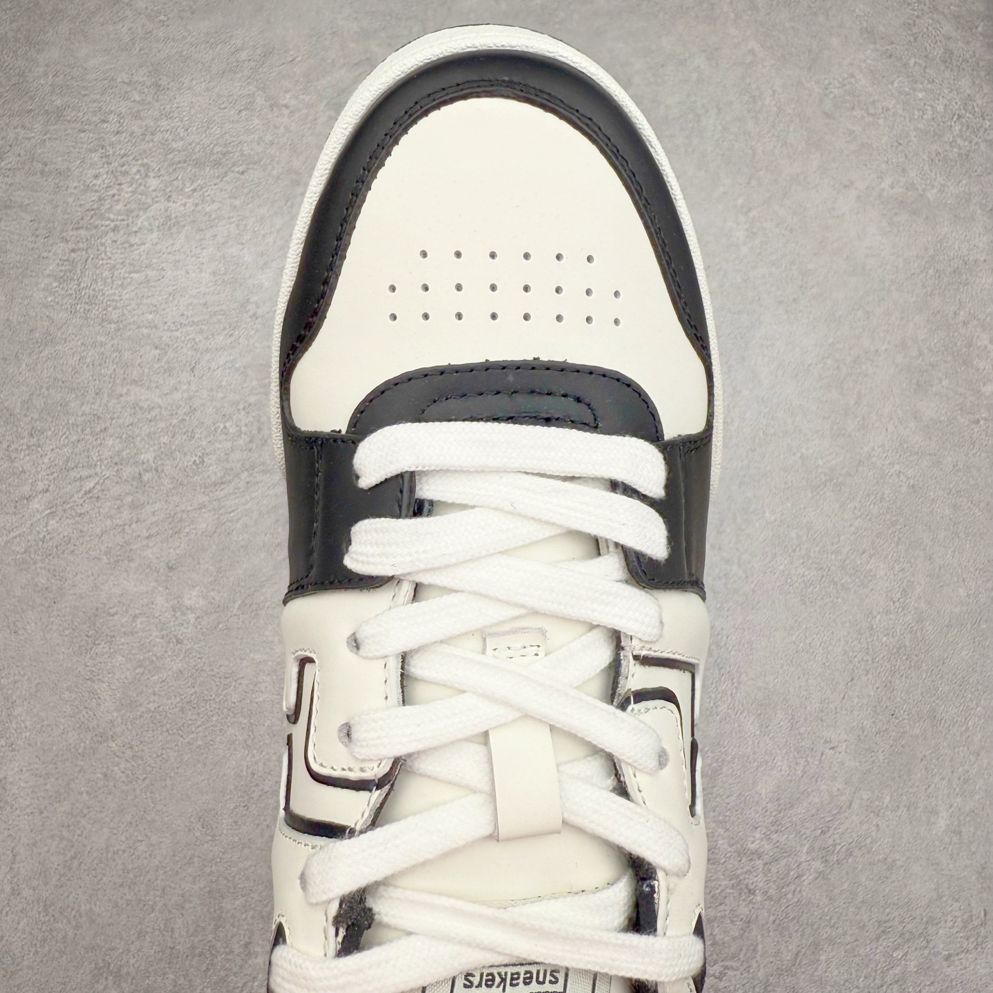 图片[4]-＃纯原 FENDI 芬迪 Match sneaters 魔术贴低帮运动鞋 独家定制 全身20几个细节点全部做到一致还原 吊打市面所有版本 独家原装套装配件官方同源 渠道原装订单 全套专柜包装物及配件#鞋底嵌入核心防伪芯片感应装置 FENDI芬迪match最新爆款情侣款运动鞋板鞋原版购入 高工艺无缝细空胶技术 贴楦误差0.05mm,鞋底采用固特异内外锁死工艺 最大限度弯折永不开胶 原鞋一致效果环保无味 鞋面采用麂皮和皮革拼接组合 logo内里采用毛巾绒里 上脚超级柔软 轻便 舒适搭配卫衣 尺码：35 36 37 38 39 40 41 42 43 44 45-选品中心