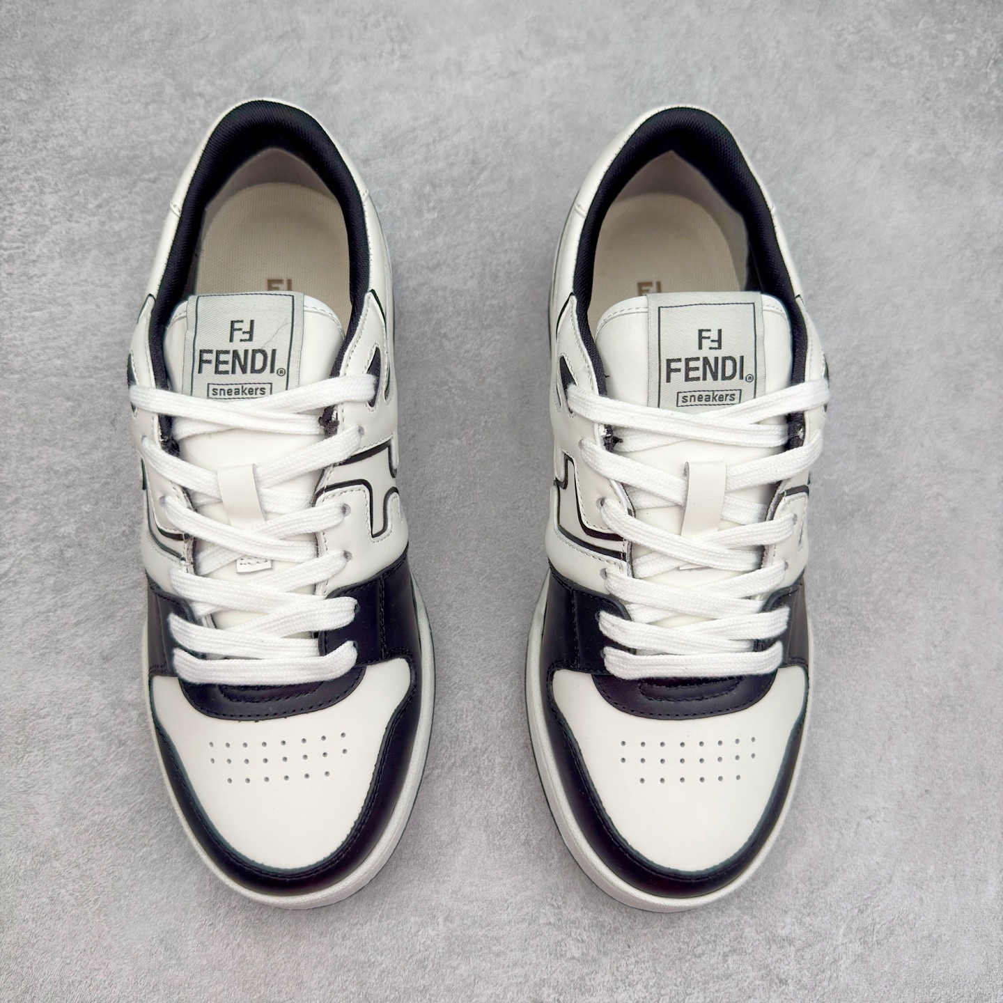 图片[2]-＃纯原 FENDI 芬迪 Match sneaters 魔术贴低帮运动鞋 独家定制 全身20几个细节点全部做到一致还原 吊打市面所有版本 独家原装套装配件官方同源 渠道原装订单 全套专柜包装物及配件#鞋底嵌入核心防伪芯片感应装置 FENDI芬迪match最新爆款情侣款运动鞋板鞋原版购入 高工艺无缝细空胶技术 贴楦误差0.05mm,鞋底采用固特异内外锁死工艺 最大限度弯折永不开胶 原鞋一致效果环保无味 鞋面采用麂皮和皮革拼接组合 logo内里采用毛巾绒里 上脚超级柔软 轻便 舒适搭配卫衣 尺码：35 36 37 38 39 40 41 42 43 44 45-选品中心