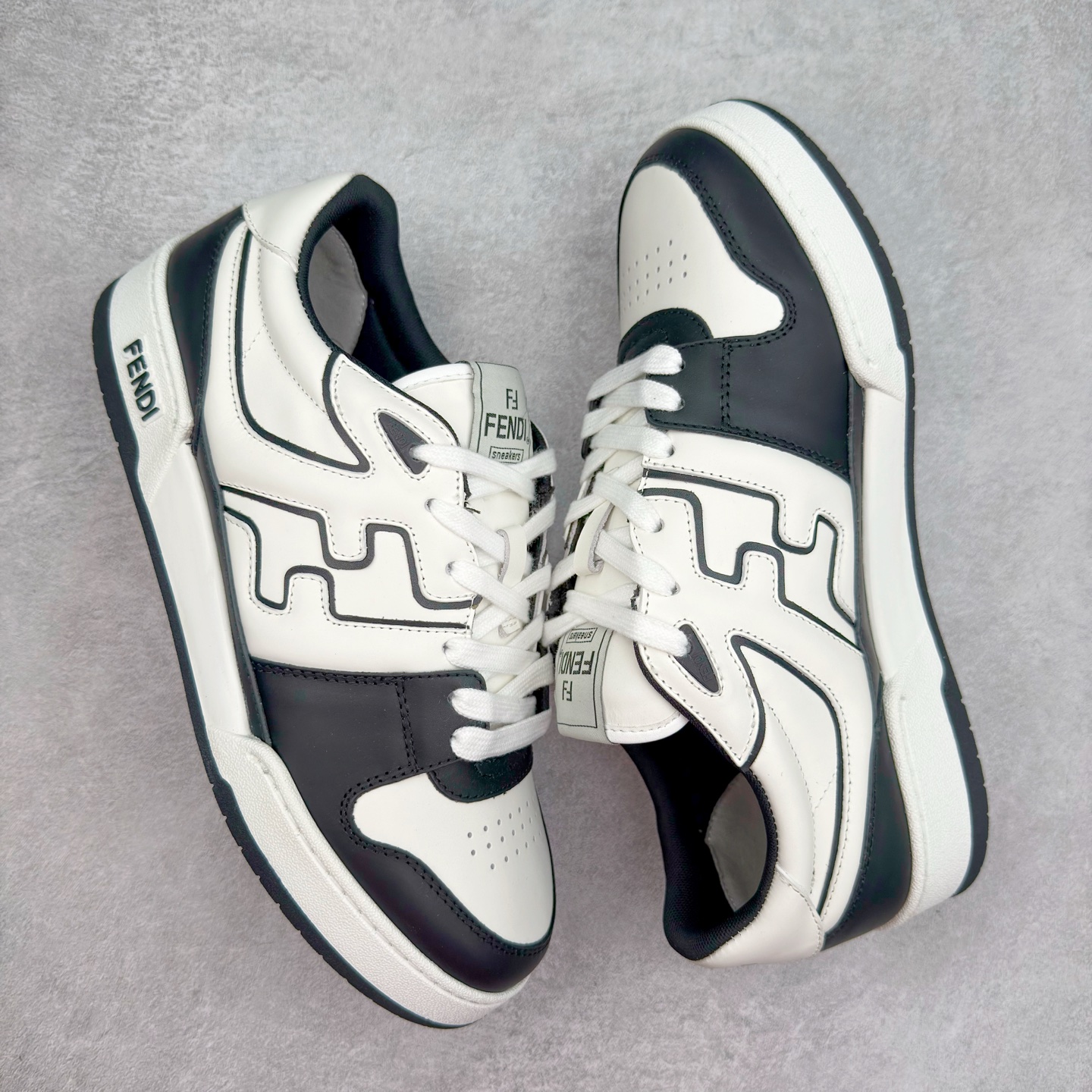 图片[3]-＃纯原 FENDI 芬迪 Match sneaters 魔术贴低帮运动鞋 独家定制 全身20几个细节点全部做到一致还原 吊打市面所有版本 独家原装套装配件官方同源 渠道原装订单 全套专柜包装物及配件#鞋底嵌入核心防伪芯片感应装置 FENDI芬迪match最新爆款情侣款运动鞋板鞋原版购入 高工艺无缝细空胶技术 贴楦误差0.05mm,鞋底采用固特异内外锁死工艺 最大限度弯折永不开胶 原鞋一致效果环保无味 鞋面采用麂皮和皮革拼接组合 logo内里采用毛巾绒里 上脚超级柔软 轻便 舒适搭配卫衣 尺码：35 36 37 38 39 40 41 42 43 44 45-选品中心
