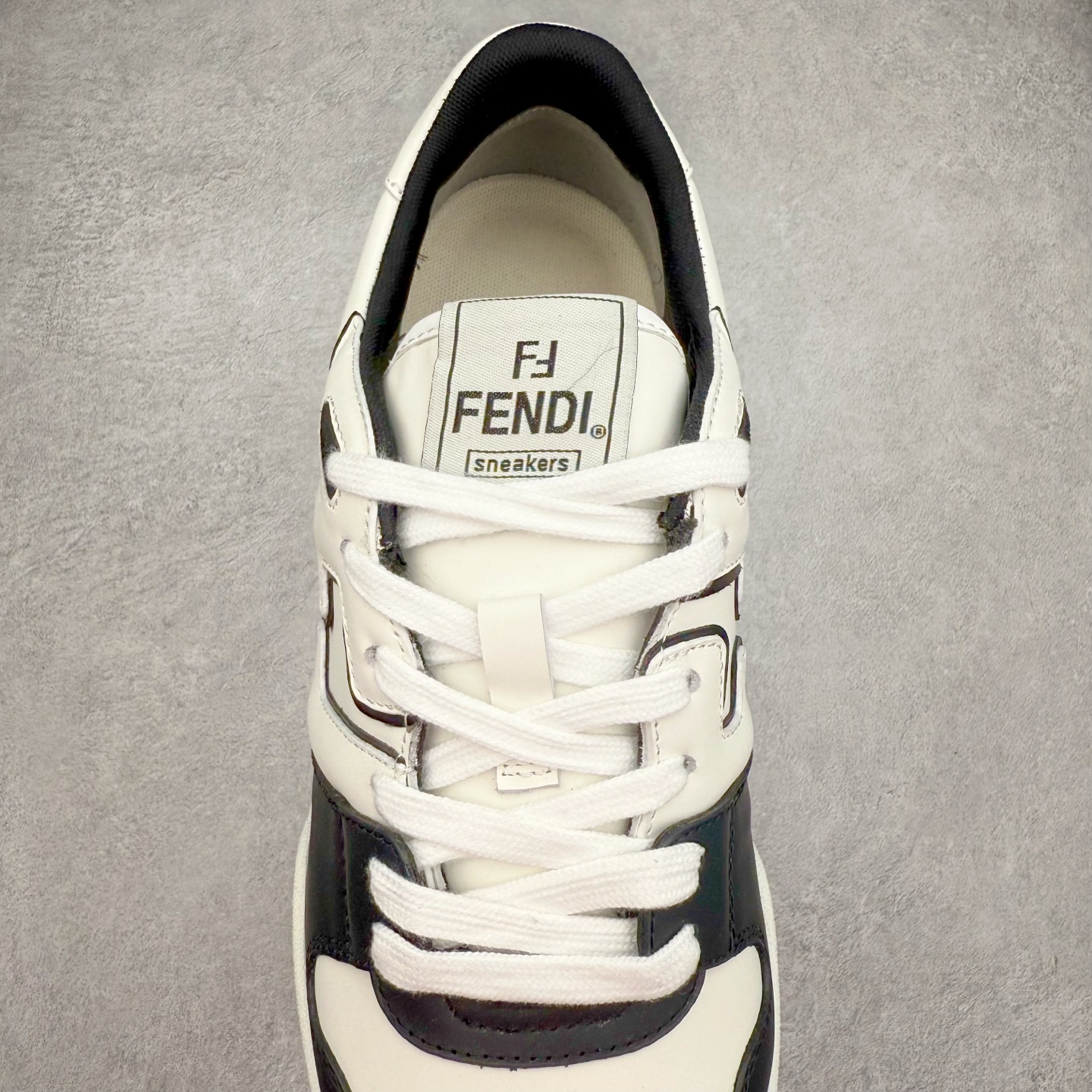 图片[5]-＃纯原 FENDI 芬迪 Match sneaters 魔术贴低帮运动鞋 独家定制 全身20几个细节点全部做到一致还原 吊打市面所有版本 独家原装套装配件官方同源 渠道原装订单 全套专柜包装物及配件#鞋底嵌入核心防伪芯片感应装置 FENDI芬迪match最新爆款情侣款运动鞋板鞋原版购入 高工艺无缝细空胶技术 贴楦误差0.05mm,鞋底采用固特异内外锁死工艺 最大限度弯折永不开胶 原鞋一致效果环保无味 鞋面采用麂皮和皮革拼接组合 logo内里采用毛巾绒里 上脚超级柔软 轻便 舒适搭配卫衣 尺码：35 36 37 38 39 40 41 42 43 44 45-选品中心