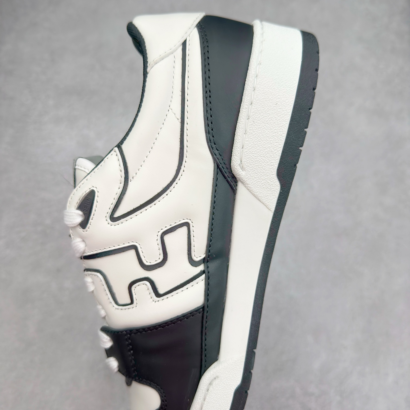 图片[7]-＃纯原 FENDI 芬迪 Match sneaters 魔术贴低帮运动鞋 独家定制 全身20几个细节点全部做到一致还原 吊打市面所有版本 独家原装套装配件官方同源 渠道原装订单 全套专柜包装物及配件#鞋底嵌入核心防伪芯片感应装置 FENDI芬迪match最新爆款情侣款运动鞋板鞋原版购入 高工艺无缝细空胶技术 贴楦误差0.05mm,鞋底采用固特异内外锁死工艺 最大限度弯折永不开胶 原鞋一致效果环保无味 鞋面采用麂皮和皮革拼接组合 logo内里采用毛巾绒里 上脚超级柔软 轻便 舒适搭配卫衣 尺码：35 36 37 38 39 40 41 42 43 44 45-选品中心