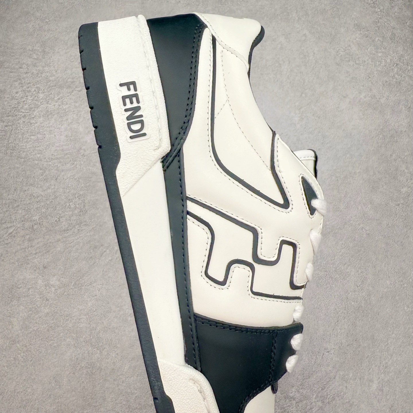 图片[6]-＃纯原 FENDI 芬迪 Match sneaters 魔术贴低帮运动鞋 独家定制 全身20几个细节点全部做到一致还原 吊打市面所有版本 独家原装套装配件官方同源 渠道原装订单 全套专柜包装物及配件#鞋底嵌入核心防伪芯片感应装置 FENDI芬迪match最新爆款情侣款运动鞋板鞋原版购入 高工艺无缝细空胶技术 贴楦误差0.05mm,鞋底采用固特异内外锁死工艺 最大限度弯折永不开胶 原鞋一致效果环保无味 鞋面采用麂皮和皮革拼接组合 logo内里采用毛巾绒里 上脚超级柔软 轻便 舒适搭配卫衣 尺码：35 36 37 38 39 40 41 42 43 44 45-选品中心