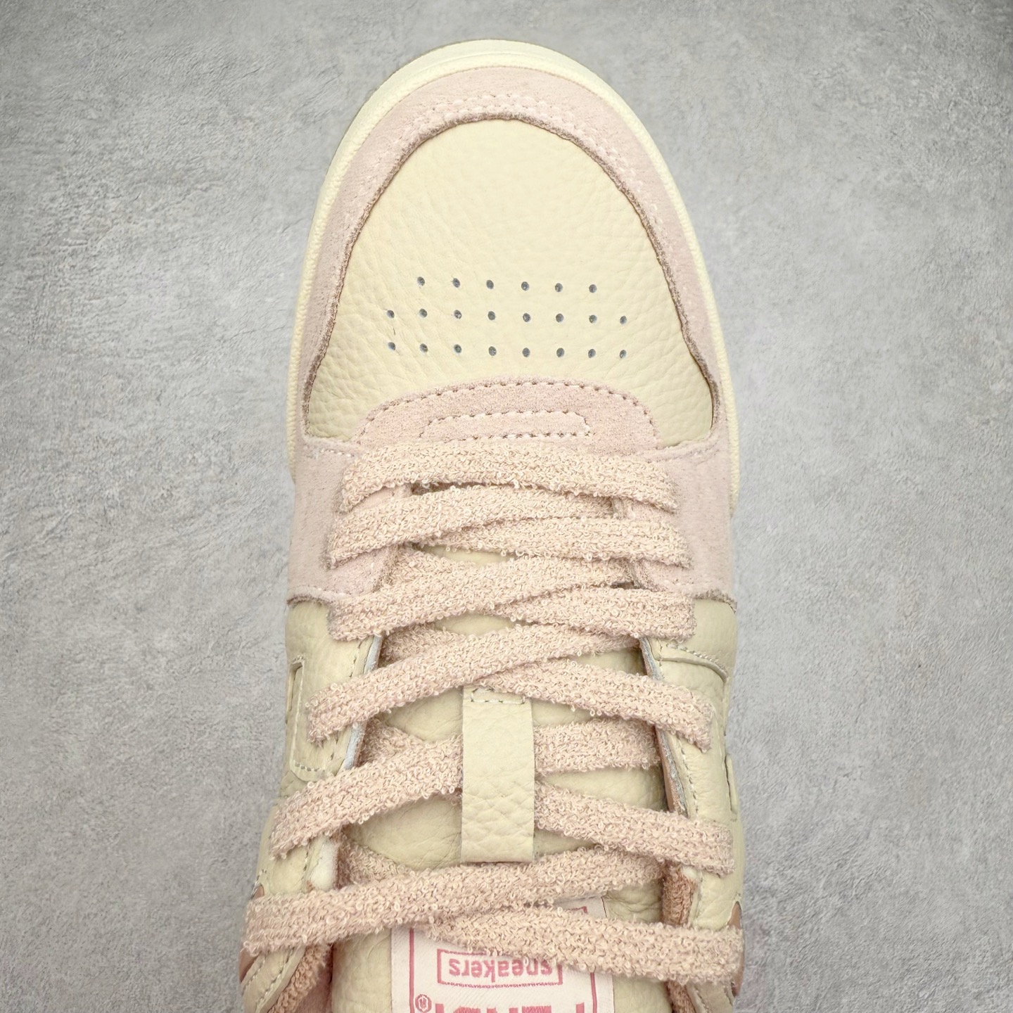 图片[4]-＃纯原 FENDI 芬迪 Match sneaters 魔术贴低帮运动鞋 独家定制 全身20几个细节点全部做到一致还原 吊打市面所有版本 独家原装套装配件官方同源 渠道原装订单 全套专柜包装物及配件#鞋底嵌入核心防伪芯片感应装置 FENDI芬迪match最新爆款情侣款运动鞋板鞋原版购入 高工艺无缝细空胶技术 贴楦误差0.05mm,鞋底采用固特异内外锁死工艺 最大限度弯折永不开胶 原鞋一致效果环保无味 鞋面采用麂皮和皮革拼接组合 logo内里采用毛巾绒里 上脚超级柔软 轻便 舒适搭配卫衣 尺码：35 36 37 38 39 40 41 42 43 44 45-选品中心