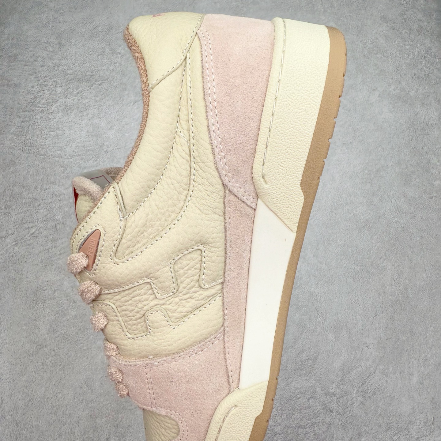 图片[7]-＃纯原 FENDI 芬迪 Match sneaters 魔术贴低帮运动鞋 独家定制 全身20几个细节点全部做到一致还原 吊打市面所有版本 独家原装套装配件官方同源 渠道原装订单 全套专柜包装物及配件#鞋底嵌入核心防伪芯片感应装置 FENDI芬迪match最新爆款情侣款运动鞋板鞋原版购入 高工艺无缝细空胶技术 贴楦误差0.05mm,鞋底采用固特异内外锁死工艺 最大限度弯折永不开胶 原鞋一致效果环保无味 鞋面采用麂皮和皮革拼接组合 logo内里采用毛巾绒里 上脚超级柔软 轻便 舒适搭配卫衣 尺码：35 36 37 38 39 40 41 42 43 44 45-选品中心