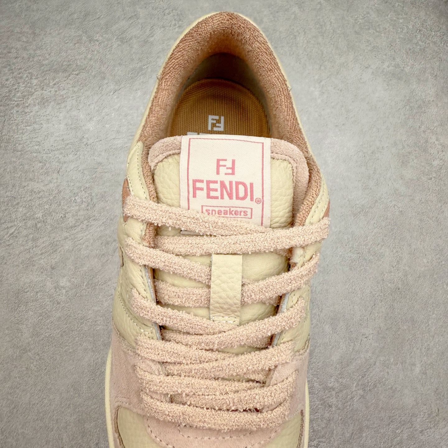 图片[5]-＃纯原 FENDI 芬迪 Match sneaters 魔术贴低帮运动鞋 独家定制 全身20几个细节点全部做到一致还原 吊打市面所有版本 独家原装套装配件官方同源 渠道原装订单 全套专柜包装物及配件#鞋底嵌入核心防伪芯片感应装置 FENDI芬迪match最新爆款情侣款运动鞋板鞋原版购入 高工艺无缝细空胶技术 贴楦误差0.05mm,鞋底采用固特异内外锁死工艺 最大限度弯折永不开胶 原鞋一致效果环保无味 鞋面采用麂皮和皮革拼接组合 logo内里采用毛巾绒里 上脚超级柔软 轻便 舒适搭配卫衣 尺码：35 36 37 38 39 40 41 42 43 44 45-选品中心