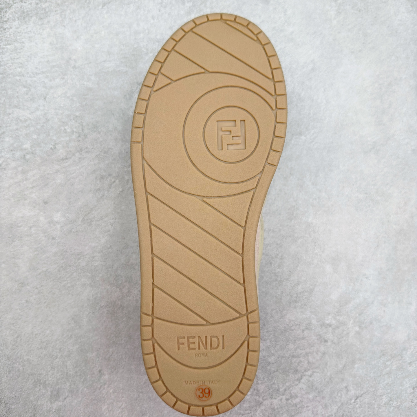 图片[9]-＃纯原 FENDI 芬迪 Match sneaters 魔术贴低帮运动鞋 独家定制 全身20几个细节点全部做到一致还原 吊打市面所有版本 独家原装套装配件官方同源 渠道原装订单 全套专柜包装物及配件#鞋底嵌入核心防伪芯片感应装置 FENDI芬迪match最新爆款情侣款运动鞋板鞋原版购入 高工艺无缝细空胶技术 贴楦误差0.05mm,鞋底采用固特异内外锁死工艺 最大限度弯折永不开胶 原鞋一致效果环保无味 鞋面采用麂皮和皮革拼接组合 logo内里采用毛巾绒里 上脚超级柔软 轻便 舒适搭配卫衣 尺码：35 36 37 38 39 40 41 42 43 44 45-选品中心