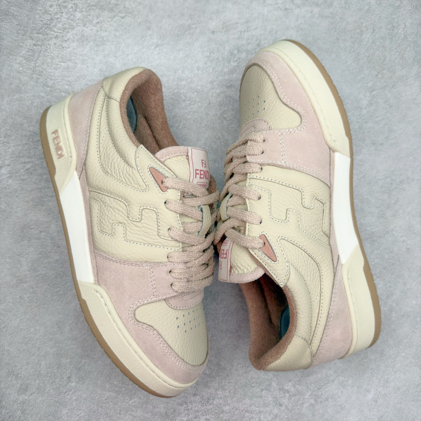 图片[3]-＃纯原 FENDI 芬迪 Match sneaters 魔术贴低帮运动鞋 独家定制 全身20几个细节点全部做到一致还原 吊打市面所有版本 独家原装套装配件官方同源 渠道原装订单 全套专柜包装物及配件#鞋底嵌入核心防伪芯片感应装置 FENDI芬迪match最新爆款情侣款运动鞋板鞋原版购入 高工艺无缝细空胶技术 贴楦误差0.05mm,鞋底采用固特异内外锁死工艺 最大限度弯折永不开胶 原鞋一致效果环保无味 鞋面采用麂皮和皮革拼接组合 logo内里采用毛巾绒里 上脚超级柔软 轻便 舒适搭配卫衣 尺码：35 36 37 38 39 40 41 42 43 44 45-选品中心