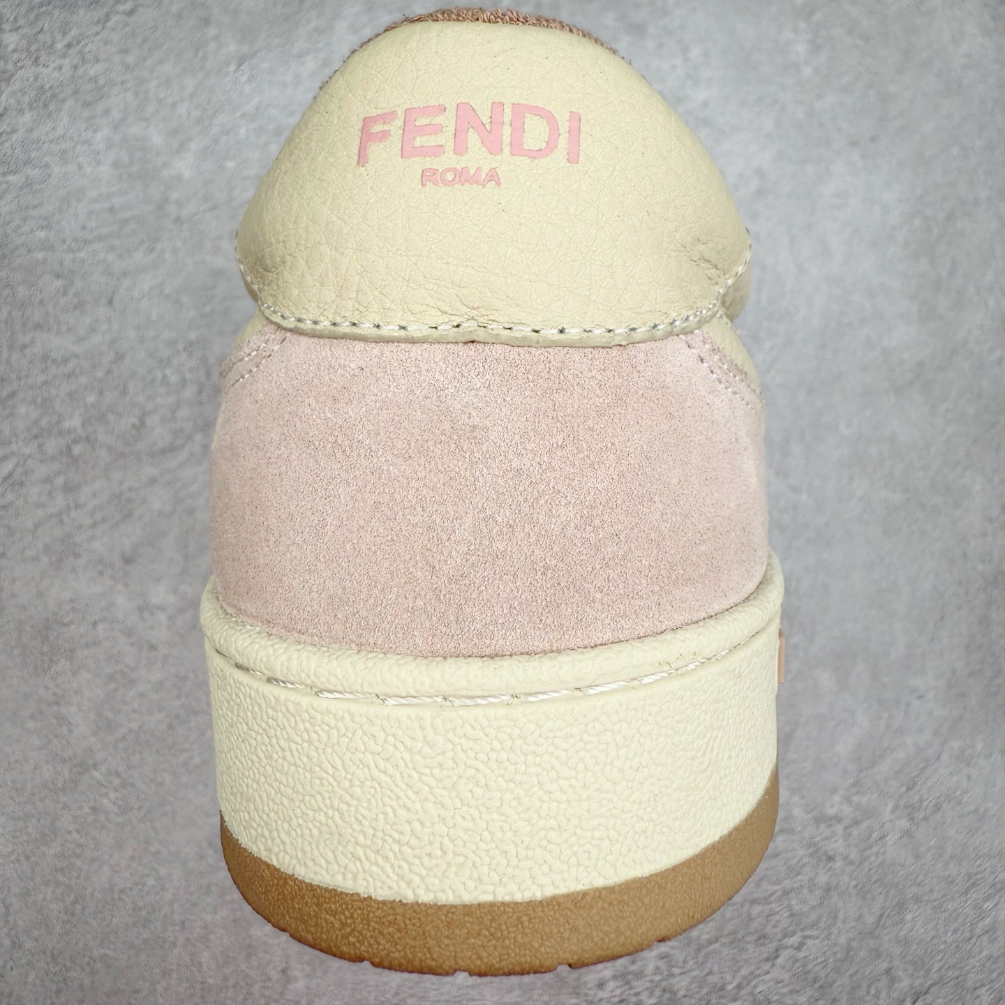 图片[8]-＃纯原 FENDI 芬迪 Match sneaters 魔术贴低帮运动鞋 独家定制 全身20几个细节点全部做到一致还原 吊打市面所有版本 独家原装套装配件官方同源 渠道原装订单 全套专柜包装物及配件#鞋底嵌入核心防伪芯片感应装置 FENDI芬迪match最新爆款情侣款运动鞋板鞋原版购入 高工艺无缝细空胶技术 贴楦误差0.05mm,鞋底采用固特异内外锁死工艺 最大限度弯折永不开胶 原鞋一致效果环保无味 鞋面采用麂皮和皮革拼接组合 logo内里采用毛巾绒里 上脚超级柔软 轻便 舒适搭配卫衣 尺码：35 36 37 38 39 40 41 42 43 44 45-选品中心