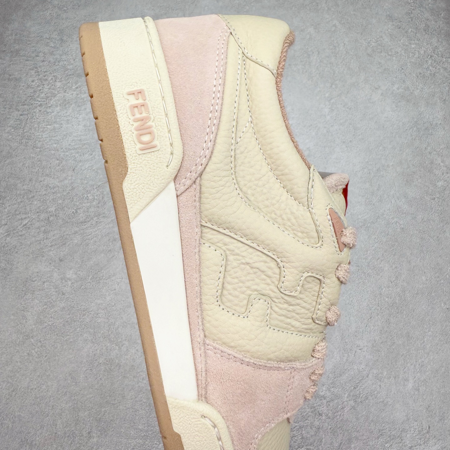 图片[6]-＃纯原 FENDI 芬迪 Match sneaters 魔术贴低帮运动鞋 独家定制 全身20几个细节点全部做到一致还原 吊打市面所有版本 独家原装套装配件官方同源 渠道原装订单 全套专柜包装物及配件#鞋底嵌入核心防伪芯片感应装置 FENDI芬迪match最新爆款情侣款运动鞋板鞋原版购入 高工艺无缝细空胶技术 贴楦误差0.05mm,鞋底采用固特异内外锁死工艺 最大限度弯折永不开胶 原鞋一致效果环保无味 鞋面采用麂皮和皮革拼接组合 logo内里采用毛巾绒里 上脚超级柔软 轻便 舒适搭配卫衣 尺码：35 36 37 38 39 40 41 42 43 44 45-选品中心