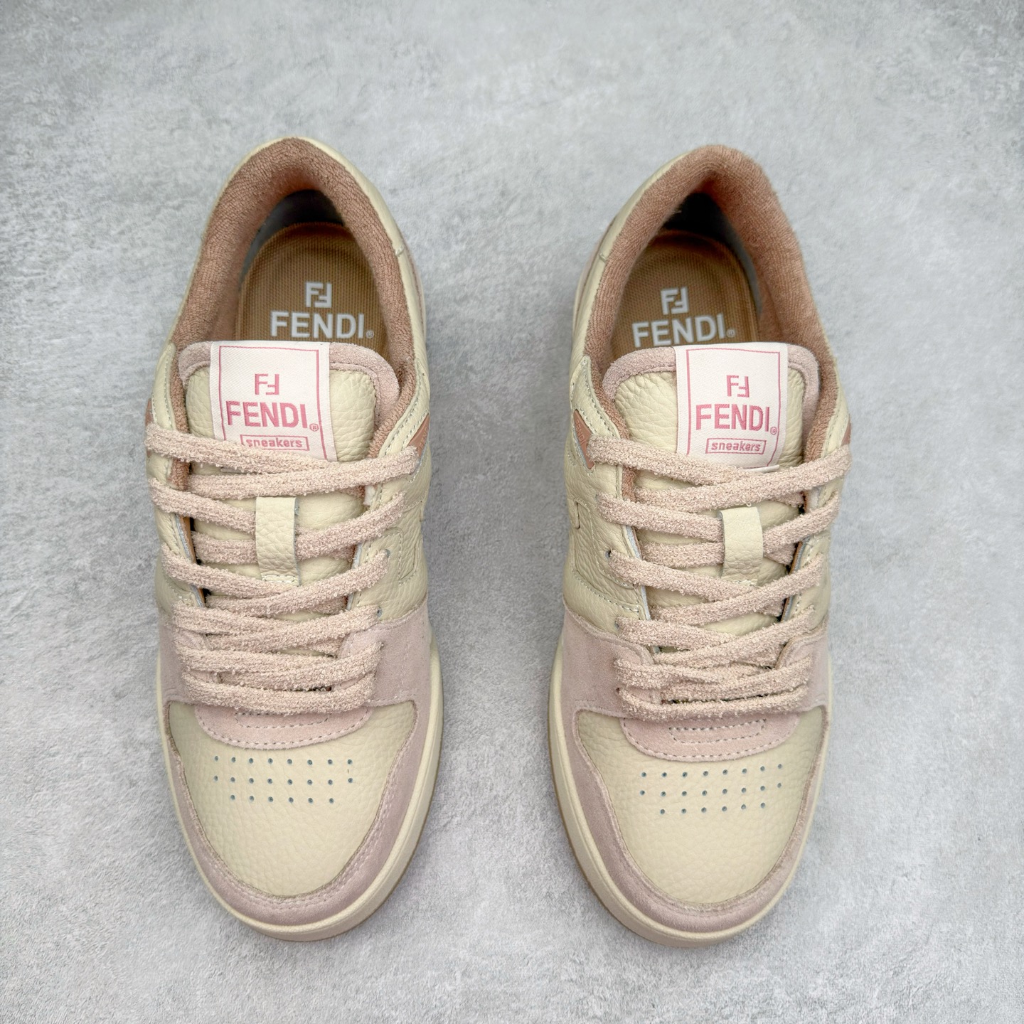 图片[2]-＃纯原 FENDI 芬迪 Match sneaters 魔术贴低帮运动鞋 独家定制 全身20几个细节点全部做到一致还原 吊打市面所有版本 独家原装套装配件官方同源 渠道原装订单 全套专柜包装物及配件#鞋底嵌入核心防伪芯片感应装置 FENDI芬迪match最新爆款情侣款运动鞋板鞋原版购入 高工艺无缝细空胶技术 贴楦误差0.05mm,鞋底采用固特异内外锁死工艺 最大限度弯折永不开胶 原鞋一致效果环保无味 鞋面采用麂皮和皮革拼接组合 logo内里采用毛巾绒里 上脚超级柔软 轻便 舒适搭配卫衣 尺码：35 36 37 38 39 40 41 42 43 44 45-选品中心