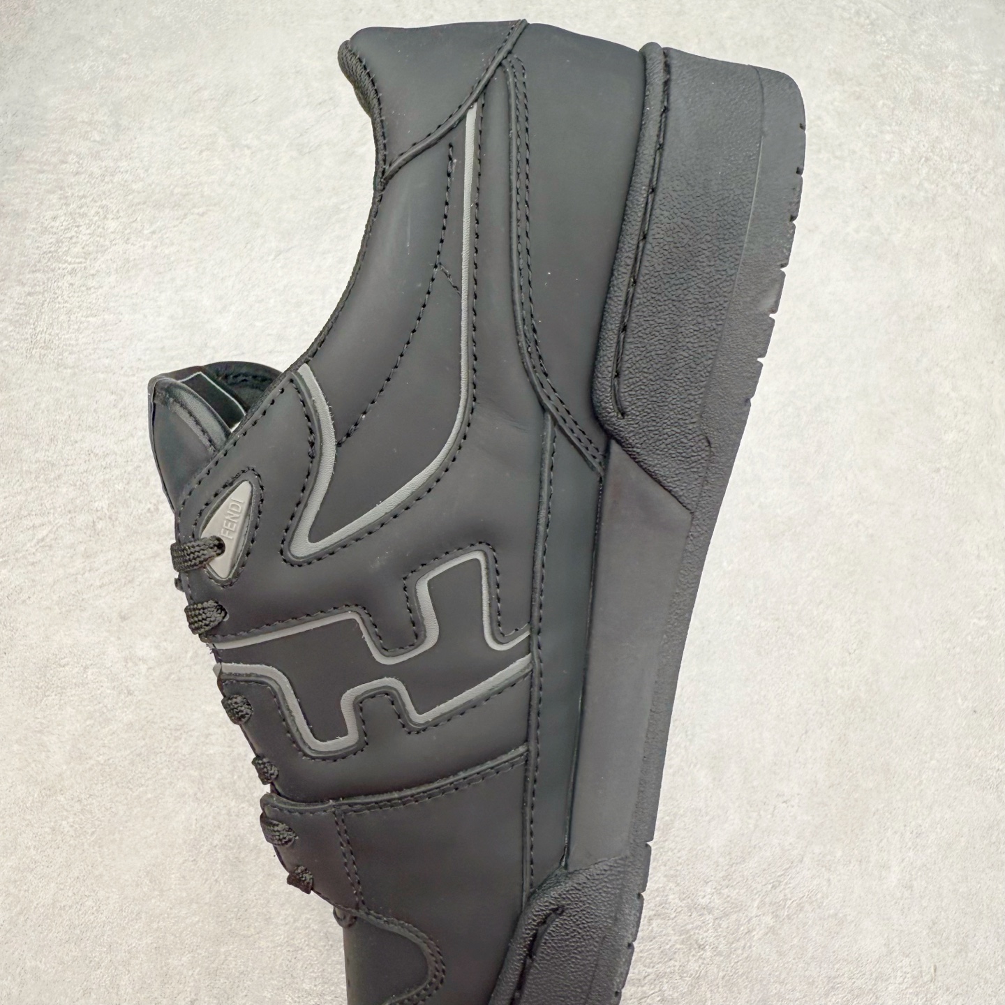 图片[7]-＃纯原 FENDI 芬迪 Match sneaters 魔术贴低帮运动鞋 独家定制 全身20几个细节点全部做到一致还原 吊打市面所有版本 独家原装套装配件官方同源 渠道原装订单 全套专柜包装物及配件#鞋底嵌入核心防伪芯片感应装置 FENDI芬迪match最新爆款情侣款运动鞋板鞋原版购入 高工艺无缝细空胶技术 贴楦误差0.05mm,鞋底采用固特异内外锁死工艺 最大限度弯折永不开胶 原鞋一致效果环保无味 鞋面采用麂皮和皮革拼接组合 logo内里采用毛巾绒里 上脚超级柔软 轻便 舒适搭配卫衣 尺码：35 36 37 38 39 40 41 42 43 44 45-选品中心