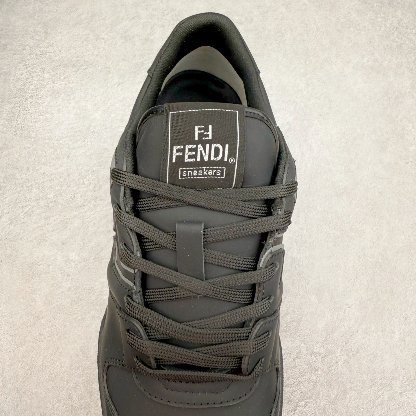 图片[5]-＃纯原 FENDI 芬迪 Match sneaters 魔术贴低帮运动鞋 独家定制 全身20几个细节点全部做到一致还原 吊打市面所有版本 独家原装套装配件官方同源 渠道原装订单 全套专柜包装物及配件#鞋底嵌入核心防伪芯片感应装置 FENDI芬迪match最新爆款情侣款运动鞋板鞋原版购入 高工艺无缝细空胶技术 贴楦误差0.05mm,鞋底采用固特异内外锁死工艺 最大限度弯折永不开胶 原鞋一致效果环保无味 鞋面采用麂皮和皮革拼接组合 logo内里采用毛巾绒里 上脚超级柔软 轻便 舒适搭配卫衣 尺码：35 36 37 38 39 40 41 42 43 44 45-选品中心