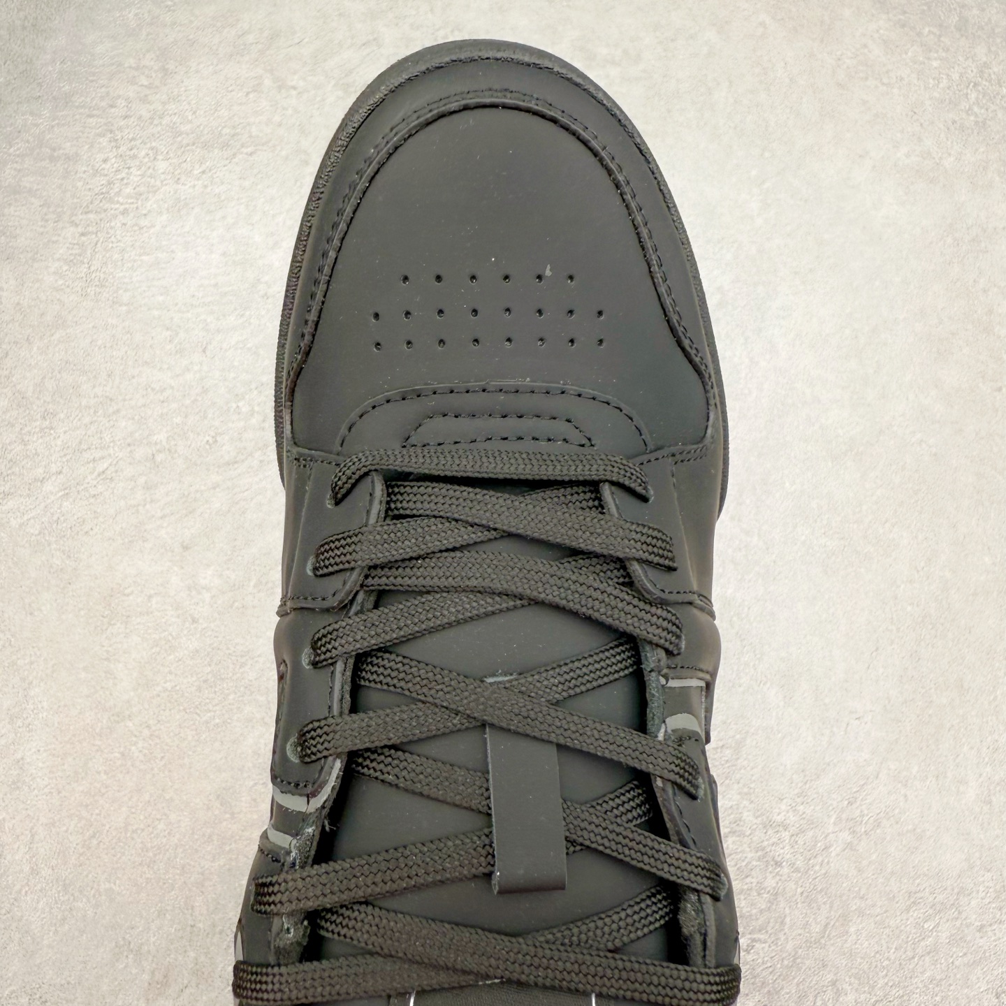 图片[4]-＃纯原 FENDI 芬迪 Match sneaters 魔术贴低帮运动鞋 独家定制 全身20几个细节点全部做到一致还原 吊打市面所有版本 独家原装套装配件官方同源 渠道原装订单 全套专柜包装物及配件#鞋底嵌入核心防伪芯片感应装置 FENDI芬迪match最新爆款情侣款运动鞋板鞋原版购入 高工艺无缝细空胶技术 贴楦误差0.05mm,鞋底采用固特异内外锁死工艺 最大限度弯折永不开胶 原鞋一致效果环保无味 鞋面采用麂皮和皮革拼接组合 logo内里采用毛巾绒里 上脚超级柔软 轻便 舒适搭配卫衣 尺码：35 36 37 38 39 40 41 42 43 44 45-选品中心