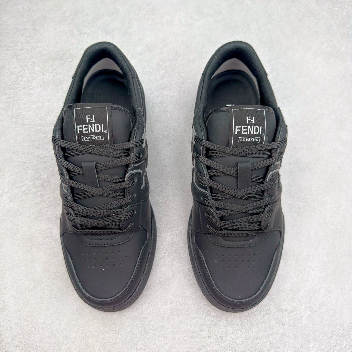 图片[2]-＃纯原 FENDI 芬迪 Match sneaters 魔术贴低帮运动鞋 独家定制 全身20几个细节点全部做到一致还原 吊打市面所有版本 独家原装套装配件官方同源 渠道原装订单 全套专柜包装物及配件#鞋底嵌入核心防伪芯片感应装置 FENDI芬迪match最新爆款情侣款运动鞋板鞋原版购入 高工艺无缝细空胶技术 贴楦误差0.05mm,鞋底采用固特异内外锁死工艺 最大限度弯折永不开胶 原鞋一致效果环保无味 鞋面采用麂皮和皮革拼接组合 logo内里采用毛巾绒里 上脚超级柔软 轻便 舒适搭配卫衣 尺码：35 36 37 38 39 40 41 42 43 44 45-选品中心