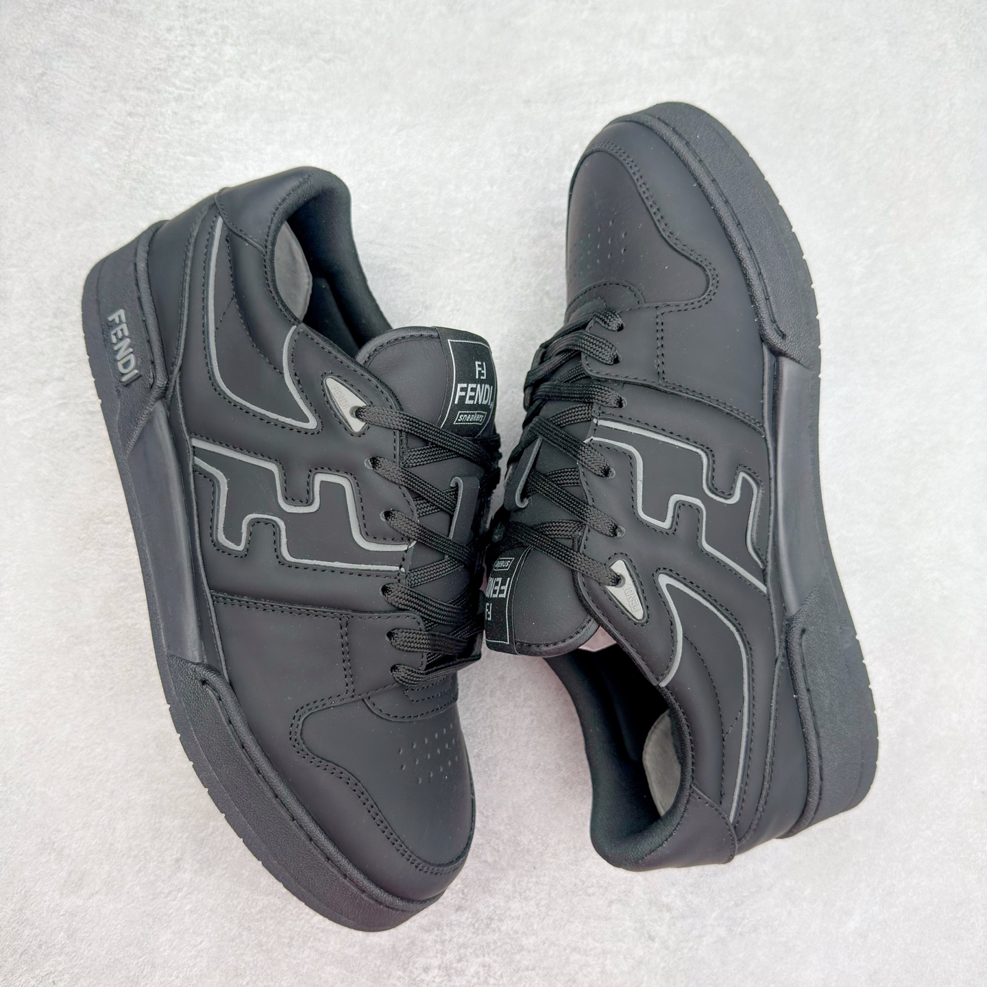 图片[3]-＃纯原 FENDI 芬迪 Match sneaters 魔术贴低帮运动鞋 独家定制 全身20几个细节点全部做到一致还原 吊打市面所有版本 独家原装套装配件官方同源 渠道原装订单 全套专柜包装物及配件#鞋底嵌入核心防伪芯片感应装置 FENDI芬迪match最新爆款情侣款运动鞋板鞋原版购入 高工艺无缝细空胶技术 贴楦误差0.05mm,鞋底采用固特异内外锁死工艺 最大限度弯折永不开胶 原鞋一致效果环保无味 鞋面采用麂皮和皮革拼接组合 logo内里采用毛巾绒里 上脚超级柔软 轻便 舒适搭配卫衣 尺码：35 36 37 38 39 40 41 42 43 44 45-选品中心
