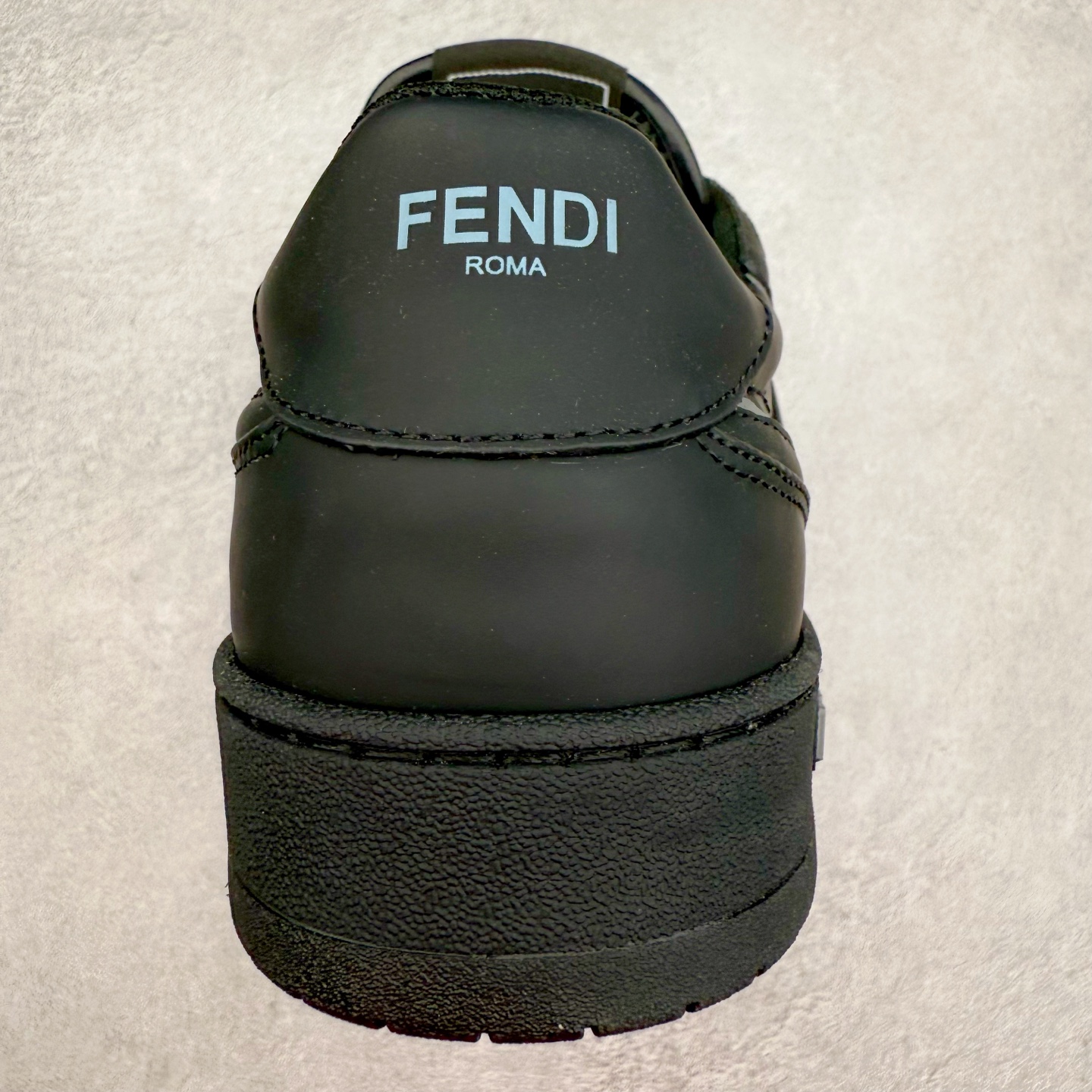 图片[8]-＃纯原 FENDI 芬迪 Match sneaters 魔术贴低帮运动鞋 独家定制 全身20几个细节点全部做到一致还原 吊打市面所有版本 独家原装套装配件官方同源 渠道原装订单 全套专柜包装物及配件#鞋底嵌入核心防伪芯片感应装置 FENDI芬迪match最新爆款情侣款运动鞋板鞋原版购入 高工艺无缝细空胶技术 贴楦误差0.05mm,鞋底采用固特异内外锁死工艺 最大限度弯折永不开胶 原鞋一致效果环保无味 鞋面采用麂皮和皮革拼接组合 logo内里采用毛巾绒里 上脚超级柔软 轻便 舒适搭配卫衣 尺码：35 36 37 38 39 40 41 42 43 44 45-选品中心