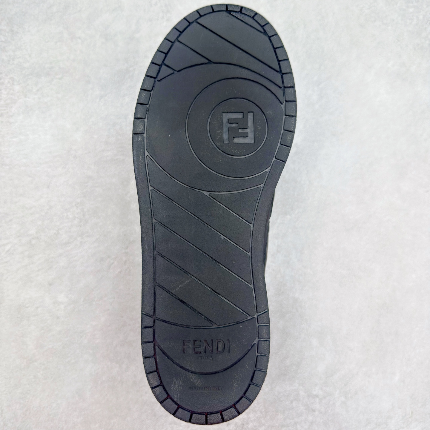 图片[9]-＃纯原 FENDI 芬迪 Match sneaters 魔术贴低帮运动鞋 独家定制 全身20几个细节点全部做到一致还原 吊打市面所有版本 独家原装套装配件官方同源 渠道原装订单 全套专柜包装物及配件#鞋底嵌入核心防伪芯片感应装置 FENDI芬迪match最新爆款情侣款运动鞋板鞋原版购入 高工艺无缝细空胶技术 贴楦误差0.05mm,鞋底采用固特异内外锁死工艺 最大限度弯折永不开胶 原鞋一致效果环保无味 鞋面采用麂皮和皮革拼接组合 logo内里采用毛巾绒里 上脚超级柔软 轻便 舒适搭配卫衣 尺码：35 36 37 38 39 40 41 42 43 44 45-选品中心