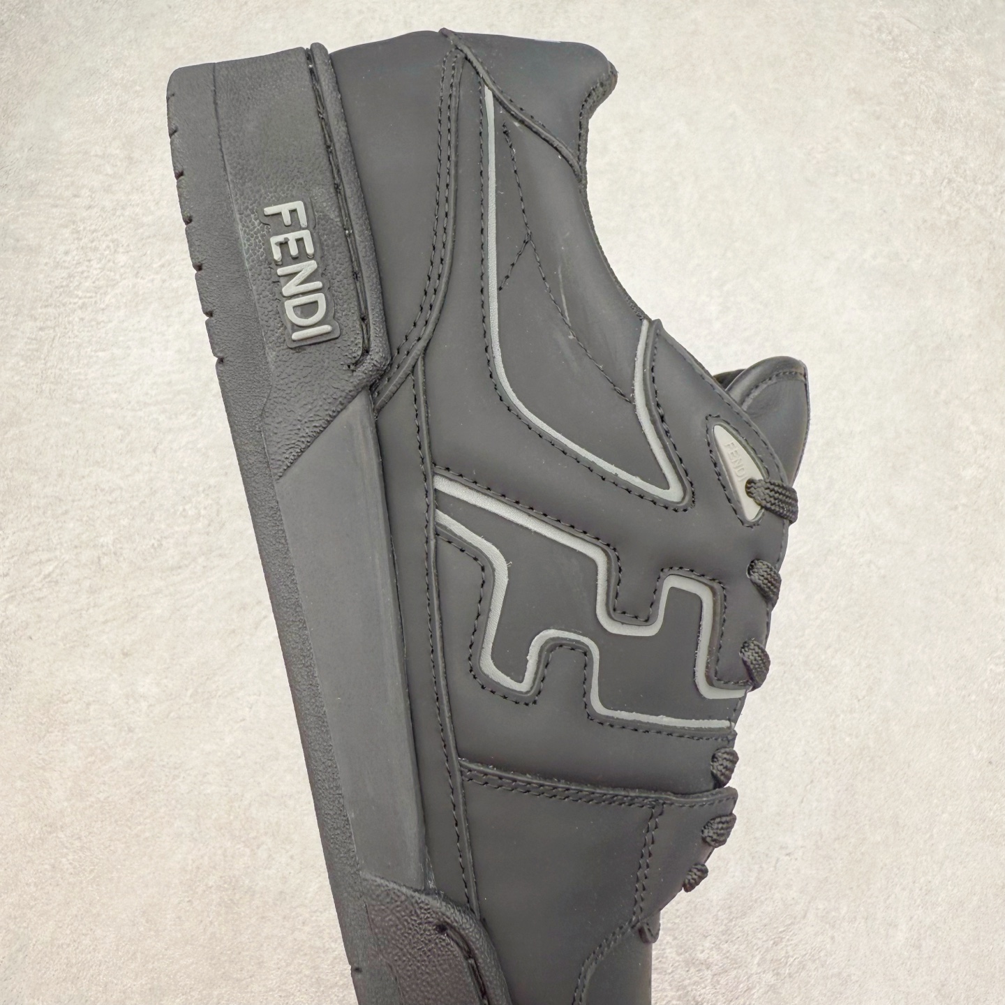 图片[6]-＃纯原 FENDI 芬迪 Match sneaters 魔术贴低帮运动鞋 独家定制 全身20几个细节点全部做到一致还原 吊打市面所有版本 独家原装套装配件官方同源 渠道原装订单 全套专柜包装物及配件#鞋底嵌入核心防伪芯片感应装置 FENDI芬迪match最新爆款情侣款运动鞋板鞋原版购入 高工艺无缝细空胶技术 贴楦误差0.05mm,鞋底采用固特异内外锁死工艺 最大限度弯折永不开胶 原鞋一致效果环保无味 鞋面采用麂皮和皮革拼接组合 logo内里采用毛巾绒里 上脚超级柔软 轻便 舒适搭配卫衣 尺码：35 36 37 38 39 40 41 42 43 44 45-选品中心