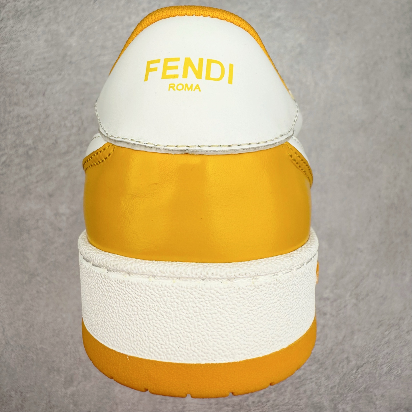 图片[8]-＃纯原 FENDI 芬迪 Match sneaters 魔术贴低帮运动鞋 独家定制 全身20几个细节点全部做到一致还原 吊打市面所有版本 独家原装套装配件官方同源 渠道原装订单 全套专柜包装物及配件#鞋底嵌入核心防伪芯片感应装置 FENDI芬迪match最新爆款情侣款运动鞋板鞋原版购入 高工艺无缝细空胶技术 贴楦误差0.05mm,鞋底采用固特异内外锁死工艺 最大限度弯折永不开胶 原鞋一致效果环保无味 鞋面采用麂皮和皮革拼接组合 logo内里采用毛巾绒里 上脚超级柔软 轻便 舒适搭配卫衣 尺码：35 36 37 38 39 40 41 42 43 44 45-选品中心