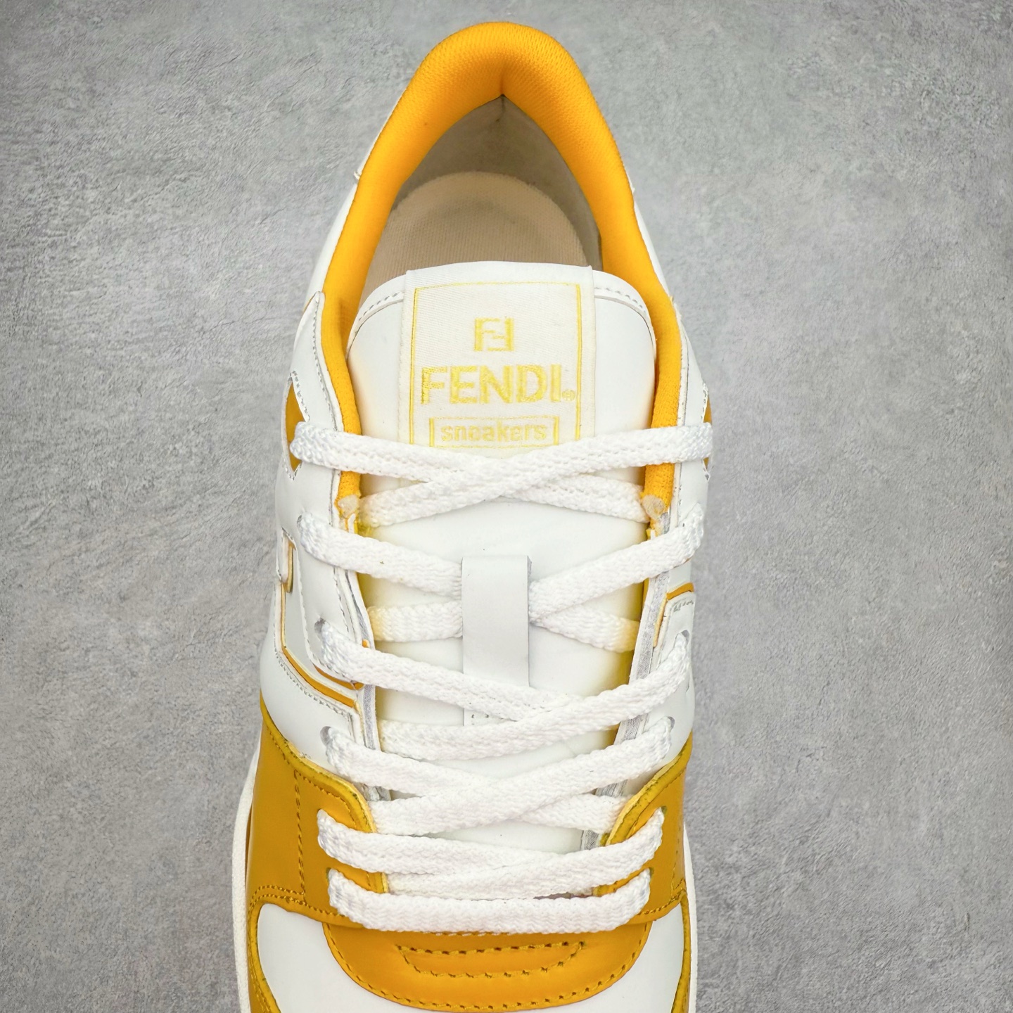 图片[5]-＃纯原 FENDI 芬迪 Match sneaters 魔术贴低帮运动鞋 独家定制 全身20几个细节点全部做到一致还原 吊打市面所有版本 独家原装套装配件官方同源 渠道原装订单 全套专柜包装物及配件#鞋底嵌入核心防伪芯片感应装置 FENDI芬迪match最新爆款情侣款运动鞋板鞋原版购入 高工艺无缝细空胶技术 贴楦误差0.05mm,鞋底采用固特异内外锁死工艺 最大限度弯折永不开胶 原鞋一致效果环保无味 鞋面采用麂皮和皮革拼接组合 logo内里采用毛巾绒里 上脚超级柔软 轻便 舒适搭配卫衣 尺码：35 36 37 38 39 40 41 42 43 44 45-选品中心