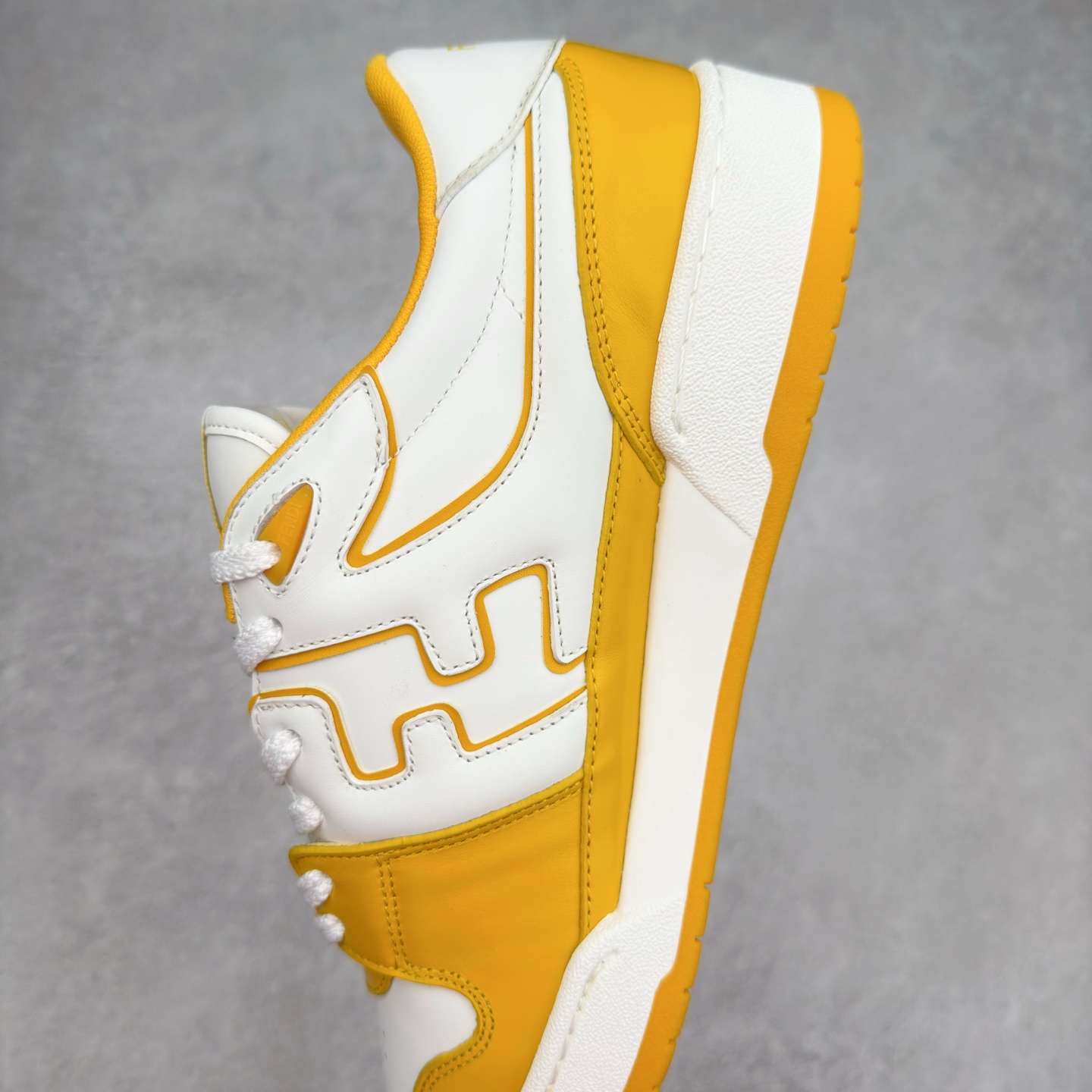 图片[7]-＃纯原 FENDI 芬迪 Match sneaters 魔术贴低帮运动鞋 独家定制 全身20几个细节点全部做到一致还原 吊打市面所有版本 独家原装套装配件官方同源 渠道原装订单 全套专柜包装物及配件#鞋底嵌入核心防伪芯片感应装置 FENDI芬迪match最新爆款情侣款运动鞋板鞋原版购入 高工艺无缝细空胶技术 贴楦误差0.05mm,鞋底采用固特异内外锁死工艺 最大限度弯折永不开胶 原鞋一致效果环保无味 鞋面采用麂皮和皮革拼接组合 logo内里采用毛巾绒里 上脚超级柔软 轻便 舒适搭配卫衣 尺码：35 36 37 38 39 40 41 42 43 44 45-选品中心