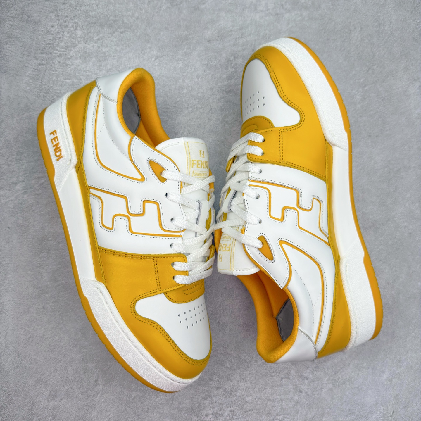 图片[3]-＃纯原 FENDI 芬迪 Match sneaters 魔术贴低帮运动鞋 独家定制 全身20几个细节点全部做到一致还原 吊打市面所有版本 独家原装套装配件官方同源 渠道原装订单 全套专柜包装物及配件#鞋底嵌入核心防伪芯片感应装置 FENDI芬迪match最新爆款情侣款运动鞋板鞋原版购入 高工艺无缝细空胶技术 贴楦误差0.05mm,鞋底采用固特异内外锁死工艺 最大限度弯折永不开胶 原鞋一致效果环保无味 鞋面采用麂皮和皮革拼接组合 logo内里采用毛巾绒里 上脚超级柔软 轻便 舒适搭配卫衣 尺码：35 36 37 38 39 40 41 42 43 44 45-选品中心