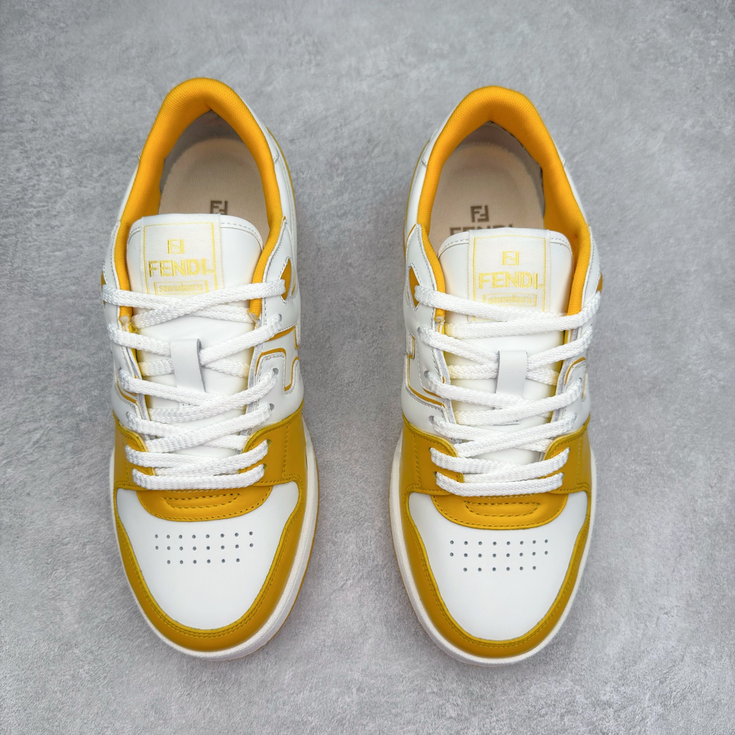 图片[2]-＃纯原 FENDI 芬迪 Match sneaters 魔术贴低帮运动鞋 独家定制 全身20几个细节点全部做到一致还原 吊打市面所有版本 独家原装套装配件官方同源 渠道原装订单 全套专柜包装物及配件#鞋底嵌入核心防伪芯片感应装置 FENDI芬迪match最新爆款情侣款运动鞋板鞋原版购入 高工艺无缝细空胶技术 贴楦误差0.05mm,鞋底采用固特异内外锁死工艺 最大限度弯折永不开胶 原鞋一致效果环保无味 鞋面采用麂皮和皮革拼接组合 logo内里采用毛巾绒里 上脚超级柔软 轻便 舒适搭配卫衣 尺码：35 36 37 38 39 40 41 42 43 44 45-选品中心