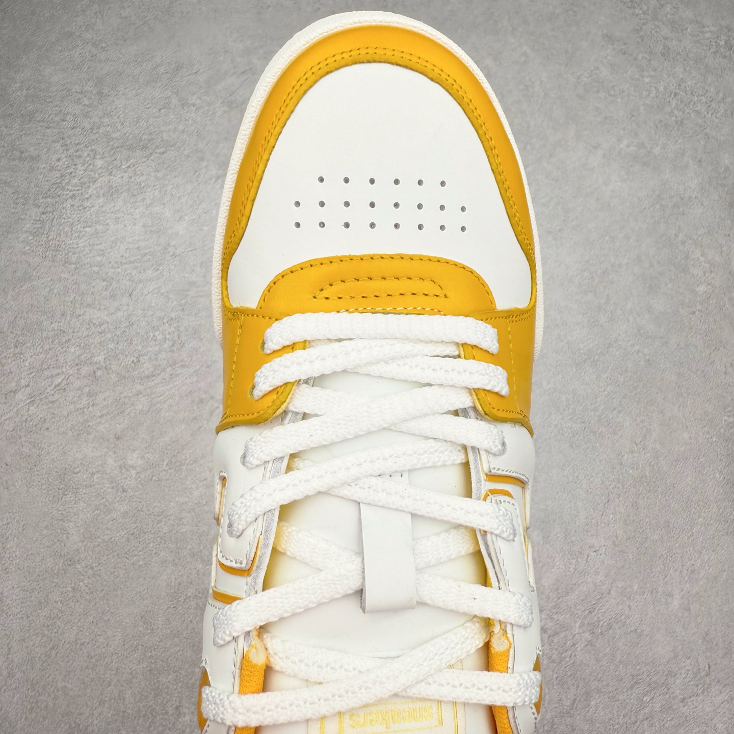 图片[4]-＃纯原 FENDI 芬迪 Match sneaters 魔术贴低帮运动鞋 独家定制 全身20几个细节点全部做到一致还原 吊打市面所有版本 独家原装套装配件官方同源 渠道原装订单 全套专柜包装物及配件#鞋底嵌入核心防伪芯片感应装置 FENDI芬迪match最新爆款情侣款运动鞋板鞋原版购入 高工艺无缝细空胶技术 贴楦误差0.05mm,鞋底采用固特异内外锁死工艺 最大限度弯折永不开胶 原鞋一致效果环保无味 鞋面采用麂皮和皮革拼接组合 logo内里采用毛巾绒里 上脚超级柔软 轻便 舒适搭配卫衣 尺码：35 36 37 38 39 40 41 42 43 44 45-选品中心