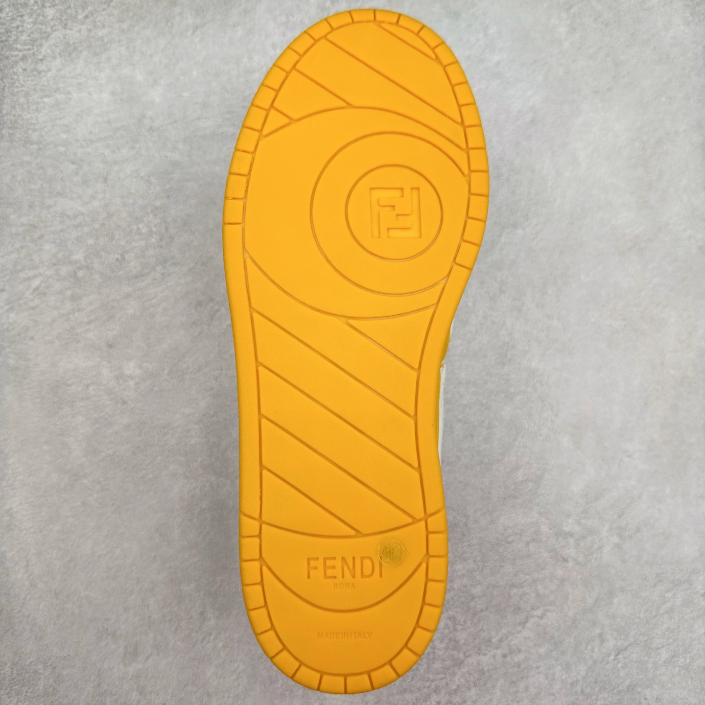 图片[9]-＃纯原 FENDI 芬迪 Match sneaters 魔术贴低帮运动鞋 独家定制 全身20几个细节点全部做到一致还原 吊打市面所有版本 独家原装套装配件官方同源 渠道原装订单 全套专柜包装物及配件#鞋底嵌入核心防伪芯片感应装置 FENDI芬迪match最新爆款情侣款运动鞋板鞋原版购入 高工艺无缝细空胶技术 贴楦误差0.05mm,鞋底采用固特异内外锁死工艺 最大限度弯折永不开胶 原鞋一致效果环保无味 鞋面采用麂皮和皮革拼接组合 logo内里采用毛巾绒里 上脚超级柔软 轻便 舒适搭配卫衣 尺码：35 36 37 38 39 40 41 42 43 44 45-选品中心