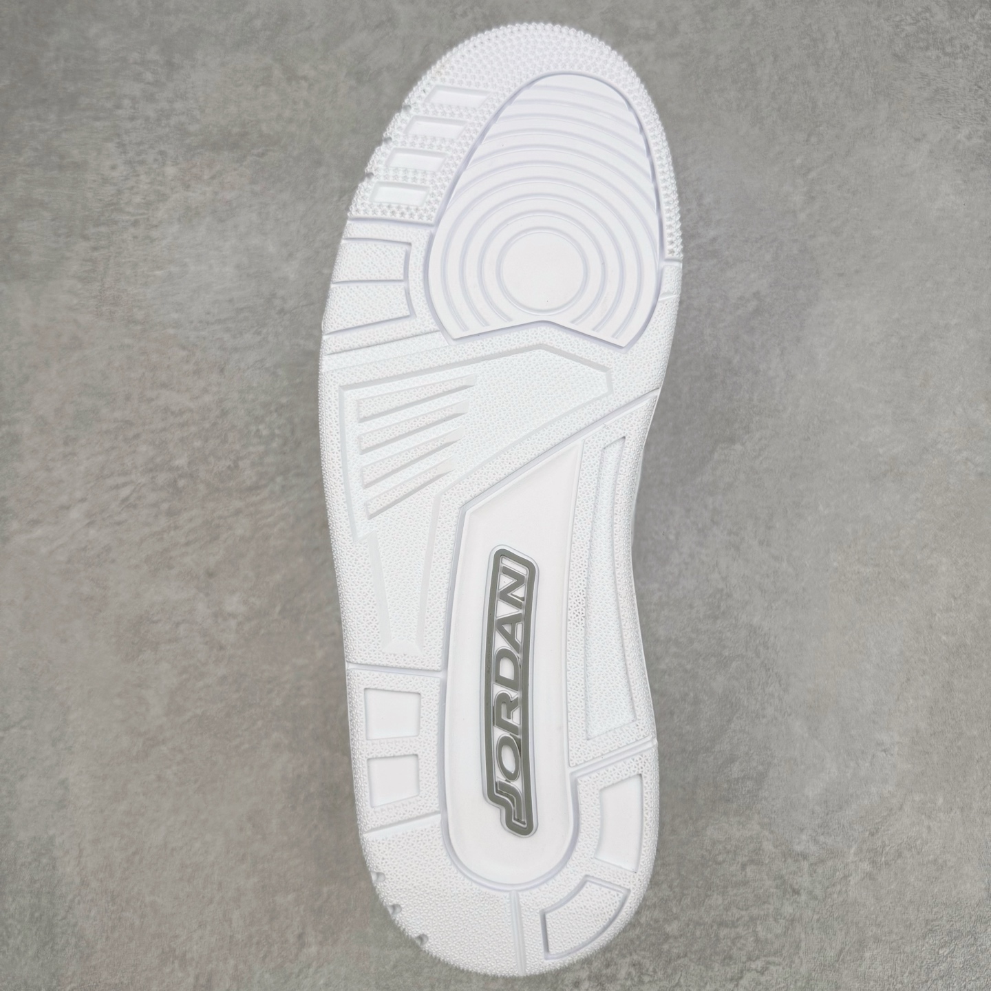 图片[9]-＃K版纯原 Air Jordan AJ3 Retro 纯白白猫 CT8532-111 原楦原纸板开发 确保原汁原味 原厂皮料质感色泽绝无偏差 完美中底拉帮 原厂中底钢印 原档案大底 如假白送 大底纹路 气垫通透度PU的回弹性均百分百还原 原厂电绣鞋舌飞人刺绣针数立体讲究精细欢迎对比正品原鞋 尺码：40 40.5 41 42 42.5 43 44 44.5 45 46 47.5-选品中心