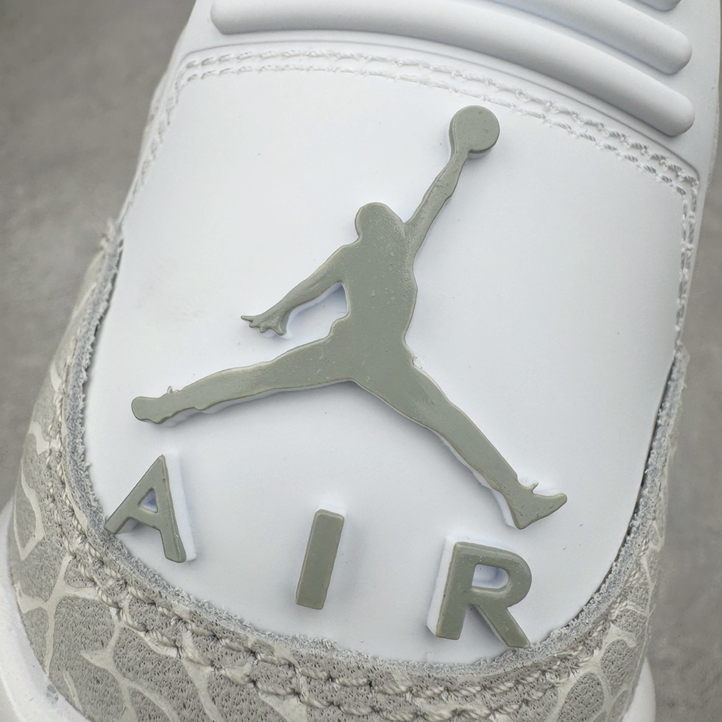 图片[13]-＃K版纯原 Air Jordan AJ3 Retro 纯白白猫 CT8532-111 原楦原纸板开发 确保原汁原味 原厂皮料质感色泽绝无偏差 完美中底拉帮 原厂中底钢印 原档案大底 如假白送 大底纹路 气垫通透度PU的回弹性均百分百还原 原厂电绣鞋舌飞人刺绣针数立体讲究精细欢迎对比正品原鞋 尺码：40 40.5 41 42 42.5 43 44 44.5 45 46 47.5-选品中心