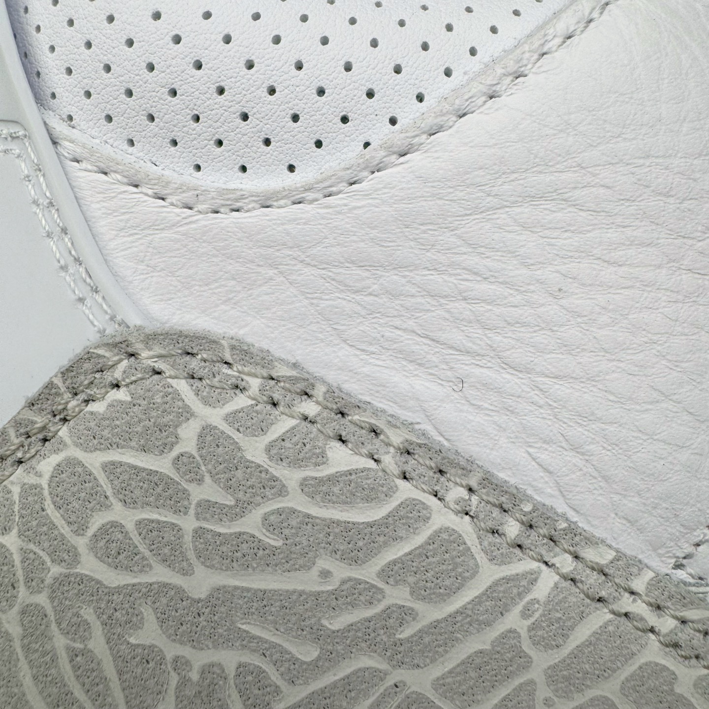 图片[15]-＃K版纯原 Air Jordan AJ3 Retro 纯白白猫 CT8532-111 原楦原纸板开发 确保原汁原味 原厂皮料质感色泽绝无偏差 完美中底拉帮 原厂中底钢印 原档案大底 如假白送 大底纹路 气垫通透度PU的回弹性均百分百还原 原厂电绣鞋舌飞人刺绣针数立体讲究精细欢迎对比正品原鞋 尺码：40 40.5 41 42 42.5 43 44 44.5 45 46 47.5-选品中心