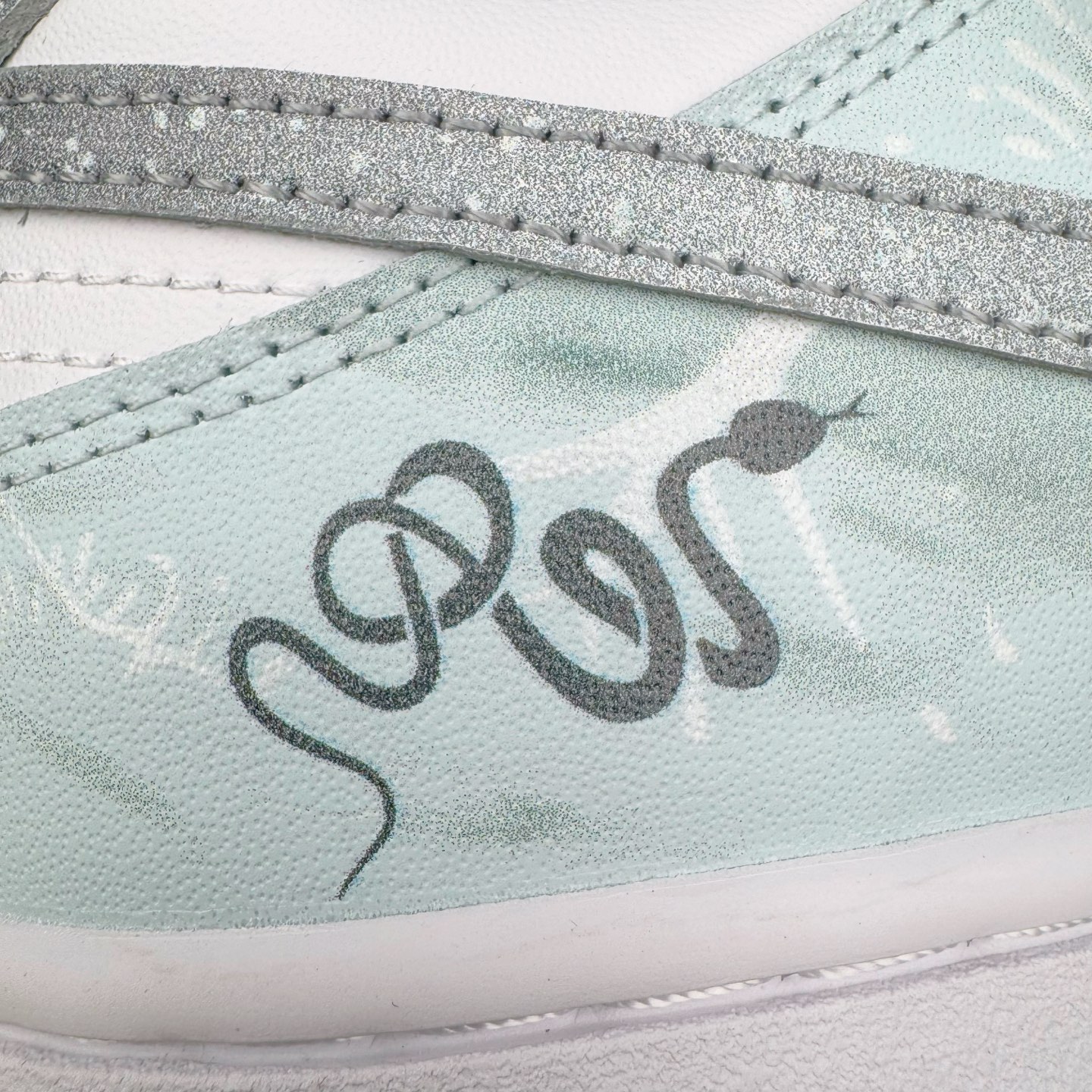 图片[16]-＃YC纯原 NK Dunk Low 青花蛇骨 DD1391-101 此款设计灵感来源于青花蛇蜕，鞋面以冷白釉色为基底，淡青水痕似静脉状铺张，渐变灰调Swoosh呈现半透明状若隐若现，形成景德青花般的釉下裂纹。墨绿泼溅从鞋跟向鞋头渐变晕染，凝结成赛博青苔，鞋身再以涂鸦笔触沾染苔迹，如同街头艺术家在球鞋表面完成即兴水墨行为。定制系列天花板 无原鞋不开发 全系列得物原鞋一比一校对开发 配色持续更新中 终端对接 优势输出 全套原厂楦头原纸板数据档案倾力打造 原汁原味莞产 极致还原 圈内最强针车工艺 高端零售指定版 广东原厂配套原盒原标 鞋盒分三个尺码段 原厂冲刀 超高清洁度 全鞋零毛边皮料切割 采用原厂百宏鞋带以及原厂百宏织唛舌标 内标可供原厂几率过验 进口原装条纹中底布 四线拉帮白色点胶 原厂拉帮手法遵循公司 原厂电绣 极致还原 尺码：36 36.5 37.5 38 38.5 39 40 40.5 41 42 42.5 43 44 44.5 45 46-选品中心