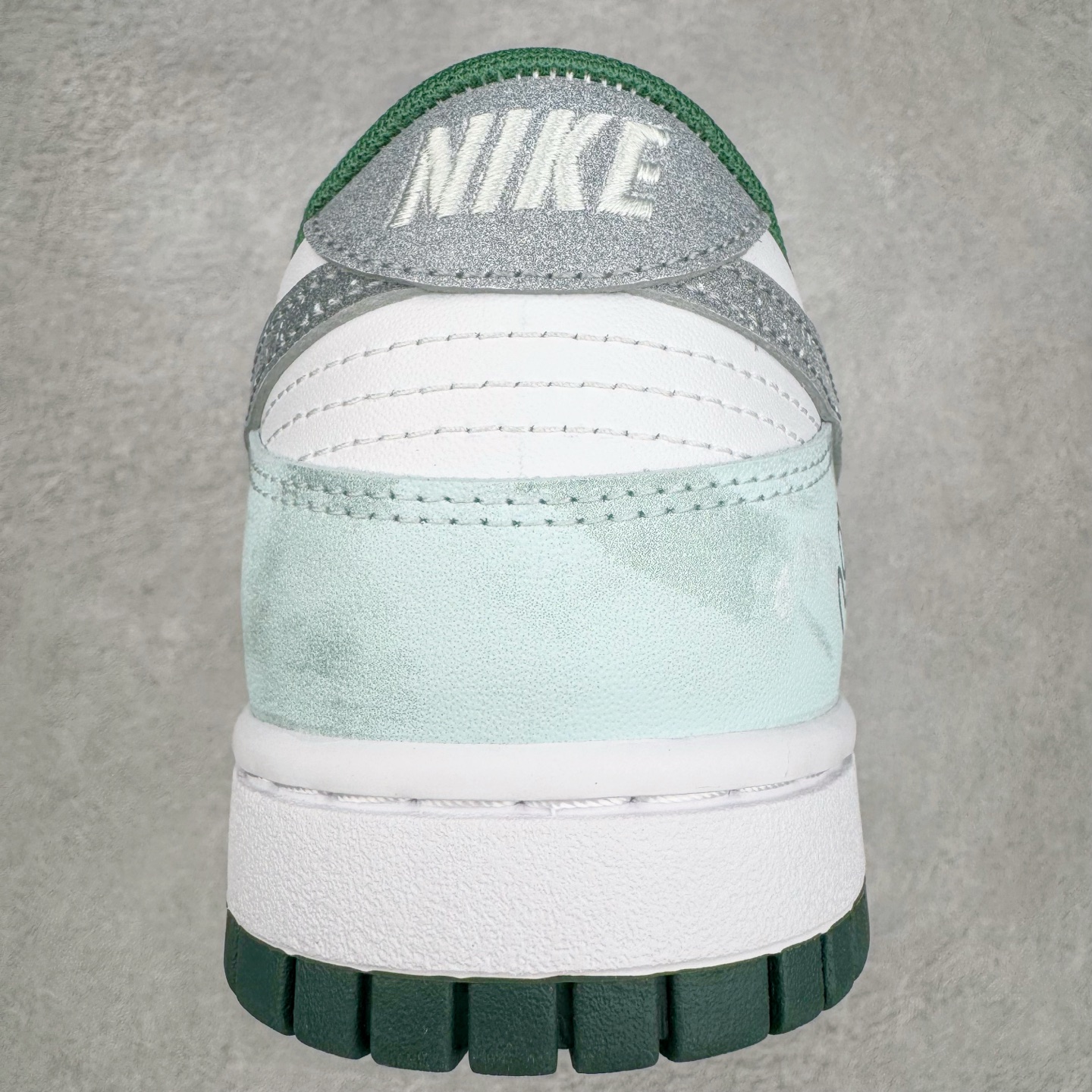 图片[8]-＃YC纯原 NK Dunk Low 青花蛇骨 DD1391-101 此款设计灵感来源于青花蛇蜕，鞋面以冷白釉色为基底，淡青水痕似静脉状铺张，渐变灰调Swoosh呈现半透明状若隐若现，形成景德青花般的釉下裂纹。墨绿泼溅从鞋跟向鞋头渐变晕染，凝结成赛博青苔，鞋身再以涂鸦笔触沾染苔迹，如同街头艺术家在球鞋表面完成即兴水墨行为。定制系列天花板 无原鞋不开发 全系列得物原鞋一比一校对开发 配色持续更新中 终端对接 优势输出 全套原厂楦头原纸板数据档案倾力打造 原汁原味莞产 极致还原 圈内最强针车工艺 高端零售指定版 广东原厂配套原盒原标 鞋盒分三个尺码段 原厂冲刀 超高清洁度 全鞋零毛边皮料切割 采用原厂百宏鞋带以及原厂百宏织唛舌标 内标可供原厂几率过验 进口原装条纹中底布 四线拉帮白色点胶 原厂拉帮手法遵循公司 原厂电绣 极致还原 尺码：36 36.5 37.5 38 38.5 39 40 40.5 41 42 42.5 43 44 44.5 45 46-选品中心