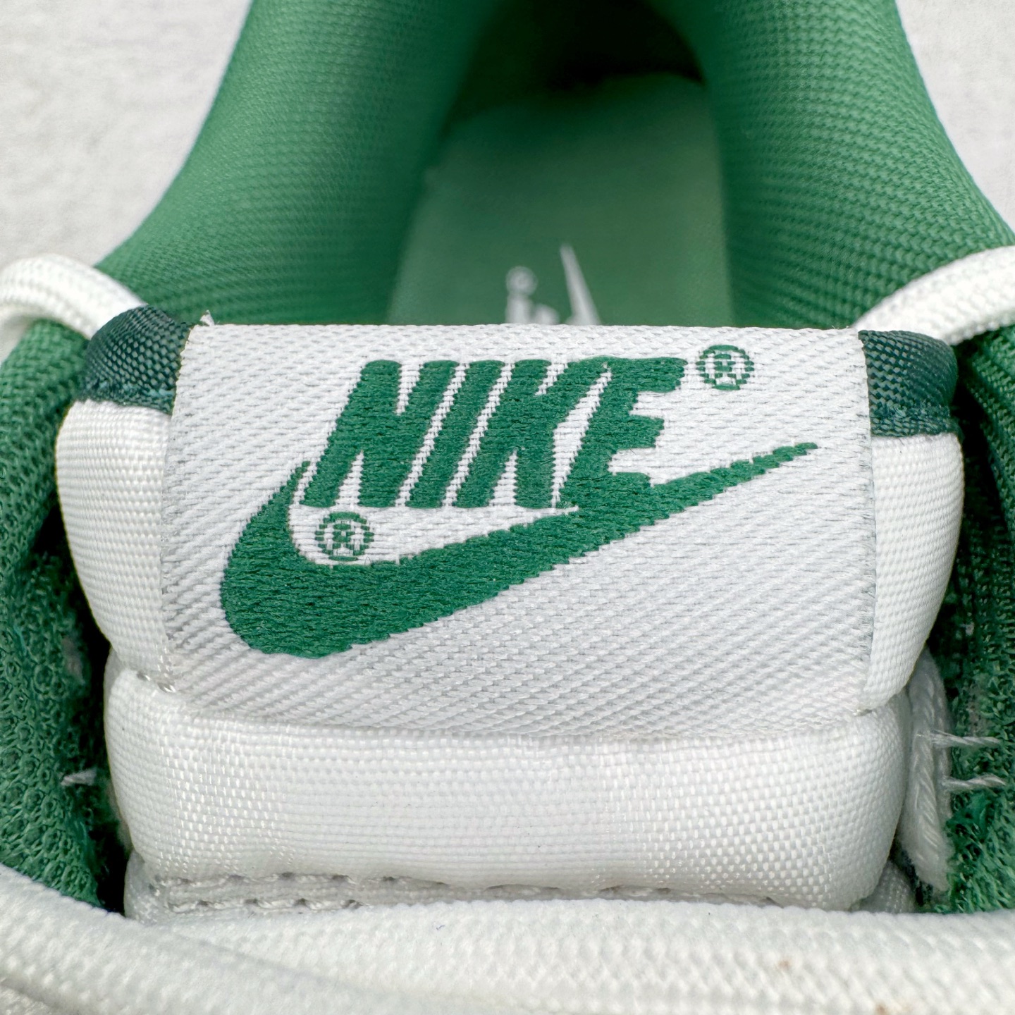 图片[13]-＃YC纯原 NK Dunk Low 青花蛇骨 DD1391-101 此款设计灵感来源于青花蛇蜕，鞋面以冷白釉色为基底，淡青水痕似静脉状铺张，渐变灰调Swoosh呈现半透明状若隐若现，形成景德青花般的釉下裂纹。墨绿泼溅从鞋跟向鞋头渐变晕染，凝结成赛博青苔，鞋身再以涂鸦笔触沾染苔迹，如同街头艺术家在球鞋表面完成即兴水墨行为。定制系列天花板 无原鞋不开发 全系列得物原鞋一比一校对开发 配色持续更新中 终端对接 优势输出 全套原厂楦头原纸板数据档案倾力打造 原汁原味莞产 极致还原 圈内最强针车工艺 高端零售指定版 广东原厂配套原盒原标 鞋盒分三个尺码段 原厂冲刀 超高清洁度 全鞋零毛边皮料切割 采用原厂百宏鞋带以及原厂百宏织唛舌标 内标可供原厂几率过验 进口原装条纹中底布 四线拉帮白色点胶 原厂拉帮手法遵循公司 原厂电绣 极致还原 尺码：36 36.5 37.5 38 38.5 39 40 40.5 41 42 42.5 43 44 44.5 45 46-选品中心