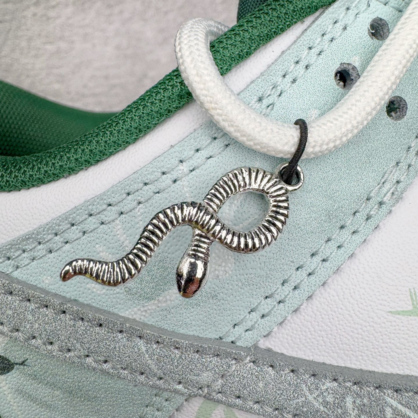 图片[17]-＃YC纯原 NK Dunk Low 青花蛇骨 DD1391-101 此款设计灵感来源于青花蛇蜕，鞋面以冷白釉色为基底，淡青水痕似静脉状铺张，渐变灰调Swoosh呈现半透明状若隐若现，形成景德青花般的釉下裂纹。墨绿泼溅从鞋跟向鞋头渐变晕染，凝结成赛博青苔，鞋身再以涂鸦笔触沾染苔迹，如同街头艺术家在球鞋表面完成即兴水墨行为。定制系列天花板 无原鞋不开发 全系列得物原鞋一比一校对开发 配色持续更新中 终端对接 优势输出 全套原厂楦头原纸板数据档案倾力打造 原汁原味莞产 极致还原 圈内最强针车工艺 高端零售指定版 广东原厂配套原盒原标 鞋盒分三个尺码段 原厂冲刀 超高清洁度 全鞋零毛边皮料切割 采用原厂百宏鞋带以及原厂百宏织唛舌标 内标可供原厂几率过验 进口原装条纹中底布 四线拉帮白色点胶 原厂拉帮手法遵循公司 原厂电绣 极致还原 尺码：36 36.5 37.5 38 38.5 39 40 40.5 41 42 42.5 43 44 44.5 45 46-选品中心